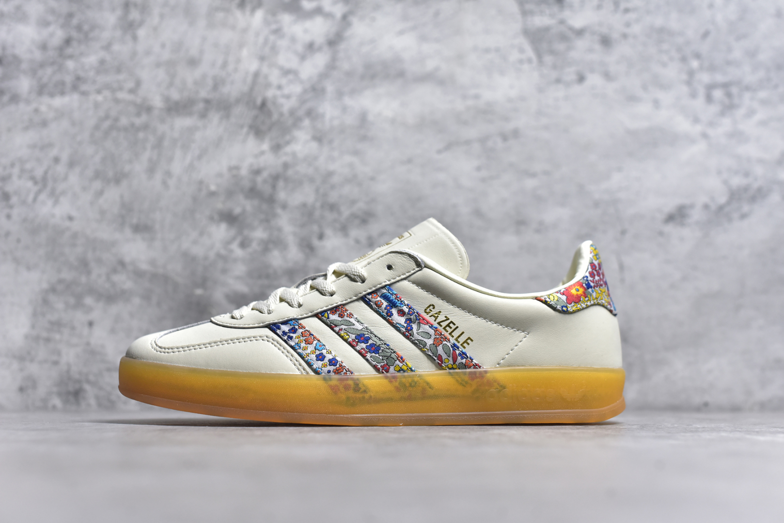 #AD Gazelle Indoor Trainers 羚羊内训系列低帮复古百搭休闲运动德训风板鞋 JH7370 90年代经典的复刻版！自60年代以足球训练鞋面世以来,Gazelle就以其经典设计席卷全球。1991年版本的复刻,再造经典Gazelle。采用皮革打造,搭配浊色细节,让这款经典更加简约。尺码：36 36⅔ 37⅓ 38 38⅔ 39⅓ 40 40⅔ 41⅓ 42 42⅔ 43⅓ 44⅓ 44⅔ 45-选品中心