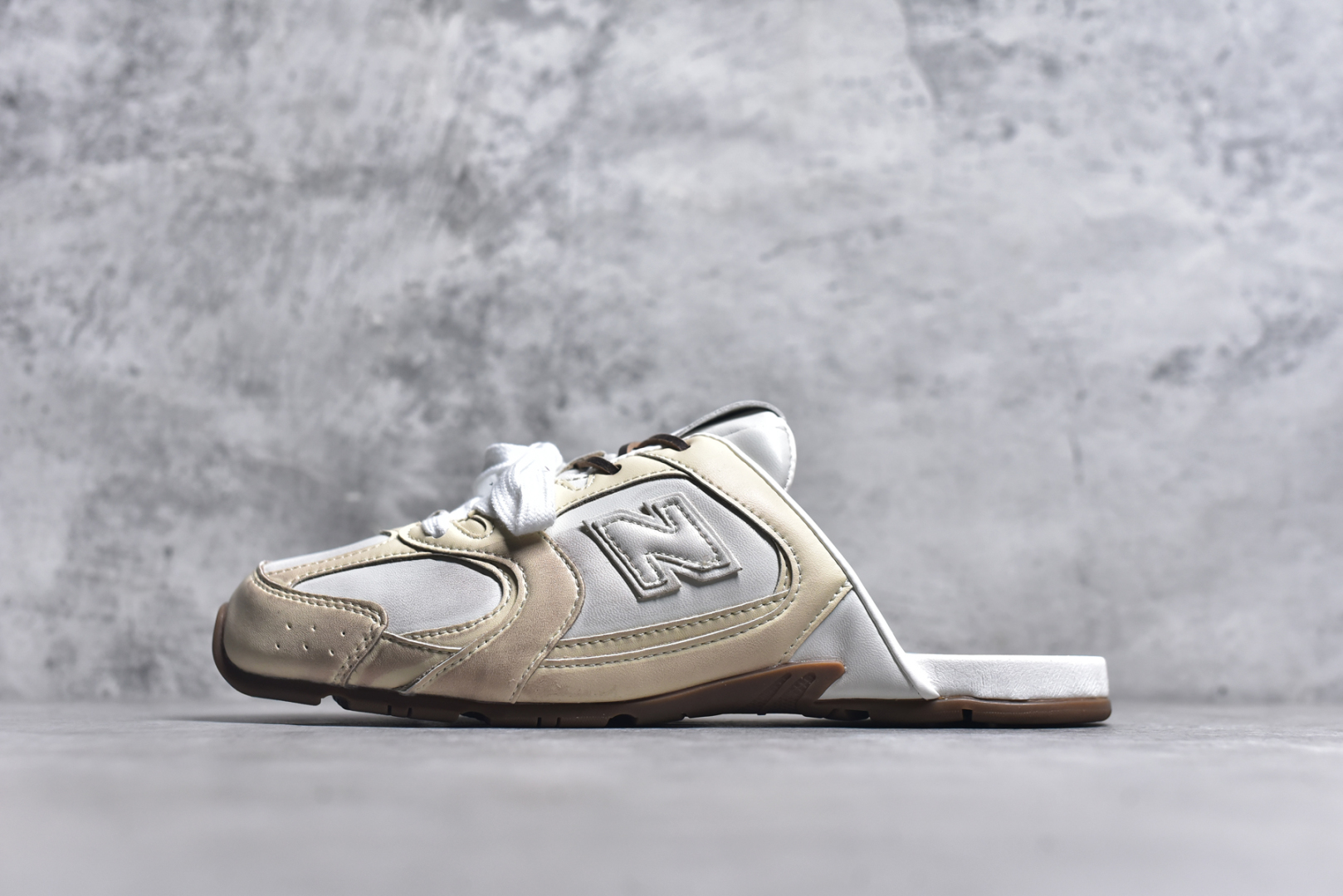 #MiuMiu x New Balance NB530 SL 缪缪联名系列低帮经典复古休闲运动鞋半拖 近几年运动品牌与各大潮流品牌不断推出联名产品，在球鞋圈拥有极高的热度。此外，奢侈品牌和运动品牌联名也早已非新鲜事，继 Dior 和 Jordan Brand 以及 Prada 和 adidas 合作后。近日，Miu Miu与New Balance的合作基本已经成为定番，每年都会上新，而近期的最新联名也已经正式曝光，预计会在24年春夏面世！相比之前两次使用的574，这次Miu Miu带来了全新风格。采用了全新型号MR530进行设计，继续使用复古的旧化效果和去年就被带火的美拉德配色打造。Miu Miu作为千禧文化的重要推手，这次也是直接挑选了New Balance 2000年代时发布的健身跑鞋MR530。整体做旧效果非常明显，甚至有些二手鞋的感觉，多少是有点瘦巴黎世家影响了……配色方面将会推出米色和棕色两种颜色可供选择，整体覆盖了做旧麂皮，鞋舌和鞋垫和之前一致，有Miu Miu的Logo，同时搭配皮革和棉质双鞋带组成。尺码：36 37 37.5 38 38.5 39.5 40 40.5 41.5 42 42.5 43.5 44 44.5 45-选品中心