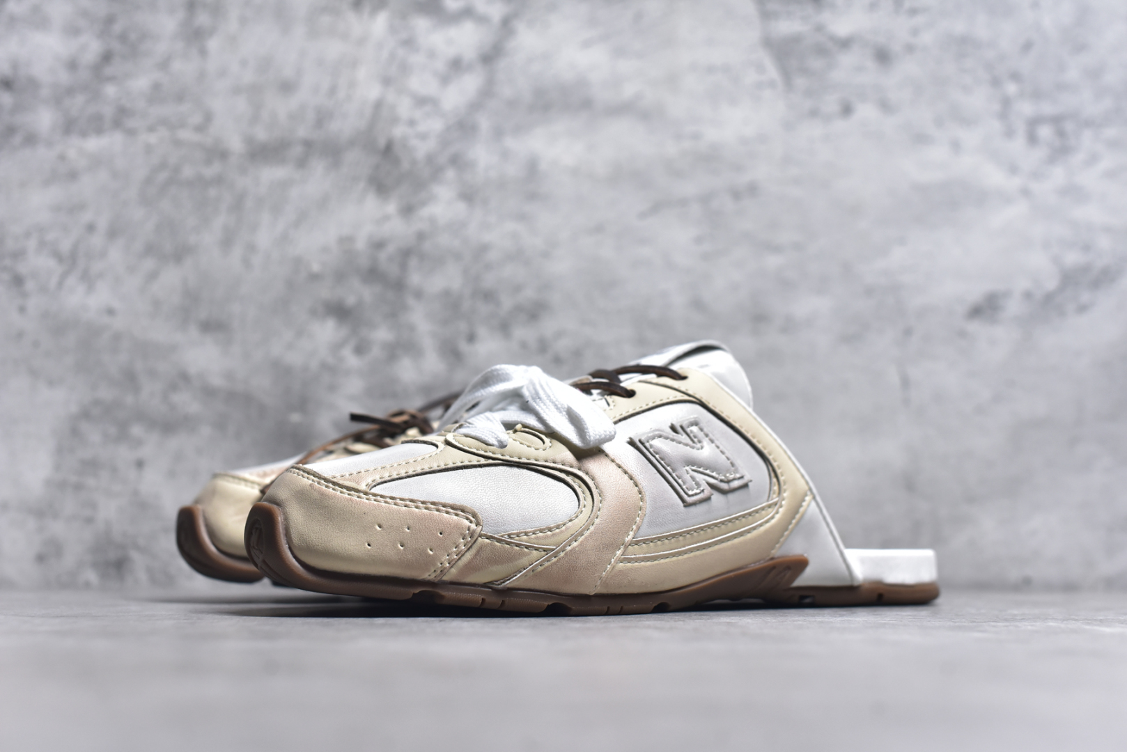 图片[2]-#MiuMiu x New Balance NB530 SL 缪缪联名系列低帮经典复古休闲运动鞋半拖 近几年运动品牌与各大潮流品牌不断推出联名产品，在球鞋圈拥有极高的热度。此外，奢侈品牌和运动品牌联名也早已非新鲜事，继 Dior 和 Jordan Brand 以及 Prada 和 adidas 合作后。近日，Miu Miu与New Balance的合作基本已经成为定番，每年都会上新，而近期的最新联名也已经正式曝光，预计会在24年春夏面世！相比之前两次使用的574，这次Miu Miu带来了全新风格。采用了全新型号MR530进行设计，继续使用复古的旧化效果和去年就被带火的美拉德配色打造。Miu Miu作为千禧文化的重要推手，这次也是直接挑选了New Balance 2000年代时发布的健身跑鞋MR530。整体做旧效果非常明显，甚至有些二手鞋的感觉，多少是有点瘦巴黎世家影响了……配色方面将会推出米色和棕色两种颜色可供选择，整体覆盖了做旧麂皮，鞋舌和鞋垫和之前一致，有Miu Miu的Logo，同时搭配皮革和棉质双鞋带组成。尺码：36 37 37.5 38 38.5 39.5 40 40.5 41.5 42 42.5 43.5 44 44.5 45-选品中心
