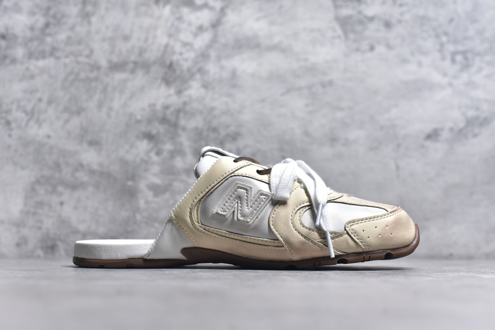 图片[3]-#MiuMiu x New Balance NB530 SL 缪缪联名系列低帮经典复古休闲运动鞋半拖 近几年运动品牌与各大潮流品牌不断推出联名产品，在球鞋圈拥有极高的热度。此外，奢侈品牌和运动品牌联名也早已非新鲜事，继 Dior 和 Jordan Brand 以及 Prada 和 adidas 合作后。近日，Miu Miu与New Balance的合作基本已经成为定番，每年都会上新，而近期的最新联名也已经正式曝光，预计会在24年春夏面世！相比之前两次使用的574，这次Miu Miu带来了全新风格。采用了全新型号MR530进行设计，继续使用复古的旧化效果和去年就被带火的美拉德配色打造。Miu Miu作为千禧文化的重要推手，这次也是直接挑选了New Balance 2000年代时发布的健身跑鞋MR530。整体做旧效果非常明显，甚至有些二手鞋的感觉，多少是有点瘦巴黎世家影响了……配色方面将会推出米色和棕色两种颜色可供选择，整体覆盖了做旧麂皮，鞋舌和鞋垫和之前一致，有Miu Miu的Logo，同时搭配皮革和棉质双鞋带组成。尺码：36 37 37.5 38 38.5 39.5 40 40.5 41.5 42 42.5 43.5 44 44.5 45-选品中心