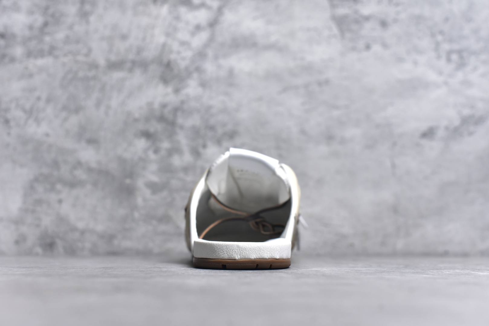 图片[5]-#MiuMiu x New Balance NB530 SL 缪缪联名系列低帮经典复古休闲运动鞋半拖 近几年运动品牌与各大潮流品牌不断推出联名产品，在球鞋圈拥有极高的热度。此外，奢侈品牌和运动品牌联名也早已非新鲜事，继 Dior 和 Jordan Brand 以及 Prada 和 adidas 合作后。近日，Miu Miu与New Balance的合作基本已经成为定番，每年都会上新，而近期的最新联名也已经正式曝光，预计会在24年春夏面世！相比之前两次使用的574，这次Miu Miu带来了全新风格。采用了全新型号MR530进行设计，继续使用复古的旧化效果和去年就被带火的美拉德配色打造。Miu Miu作为千禧文化的重要推手，这次也是直接挑选了New Balance 2000年代时发布的健身跑鞋MR530。整体做旧效果非常明显，甚至有些二手鞋的感觉，多少是有点瘦巴黎世家影响了……配色方面将会推出米色和棕色两种颜色可供选择，整体覆盖了做旧麂皮，鞋舌和鞋垫和之前一致，有Miu Miu的Logo，同时搭配皮革和棉质双鞋带组成。尺码：36 37 37.5 38 38.5 39.5 40 40.5 41.5 42 42.5 43.5 44 44.5 45-选品中心