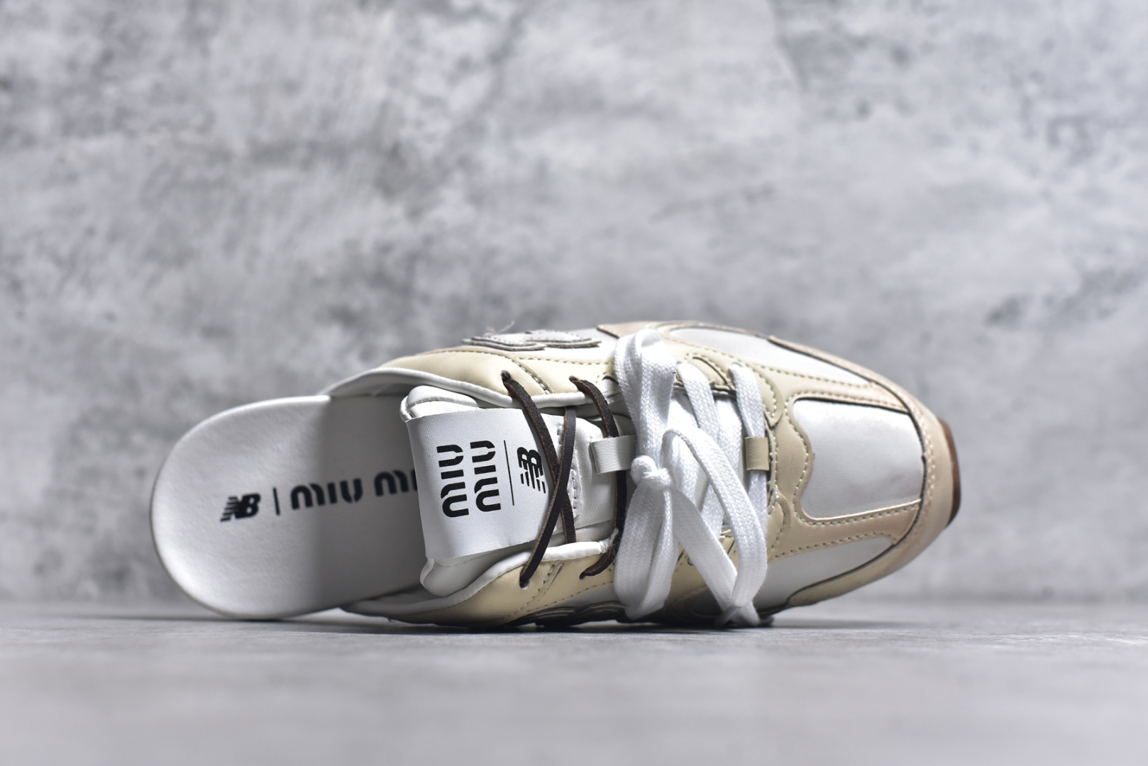 图片[4]-#MiuMiu x New Balance NB530 SL 缪缪联名系列低帮经典复古休闲运动鞋半拖 近几年运动品牌与各大潮流品牌不断推出联名产品，在球鞋圈拥有极高的热度。此外，奢侈品牌和运动品牌联名也早已非新鲜事，继 Dior 和 Jordan Brand 以及 Prada 和 adidas 合作后。近日，Miu Miu与New Balance的合作基本已经成为定番，每年都会上新，而近期的最新联名也已经正式曝光，预计会在24年春夏面世！相比之前两次使用的574，这次Miu Miu带来了全新风格。采用了全新型号MR530进行设计，继续使用复古的旧化效果和去年就被带火的美拉德配色打造。Miu Miu作为千禧文化的重要推手，这次也是直接挑选了New Balance 2000年代时发布的健身跑鞋MR530。整体做旧效果非常明显，甚至有些二手鞋的感觉，多少是有点瘦巴黎世家影响了……配色方面将会推出米色和棕色两种颜色可供选择，整体覆盖了做旧麂皮，鞋舌和鞋垫和之前一致，有Miu Miu的Logo，同时搭配皮革和棉质双鞋带组成。尺码：36 37 37.5 38 38.5 39.5 40 40.5 41.5 42 42.5 43.5 44 44.5 45-选品中心