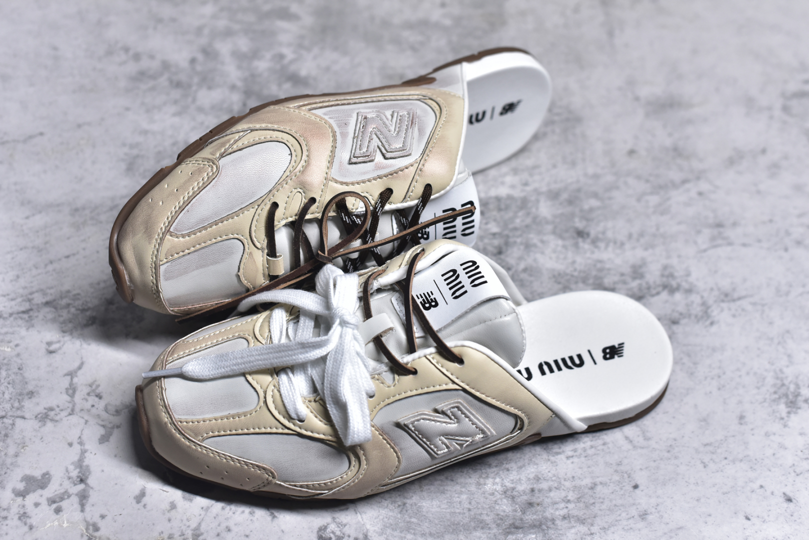 图片[7]-#MiuMiu x New Balance NB530 SL 缪缪联名系列低帮经典复古休闲运动鞋半拖 近几年运动品牌与各大潮流品牌不断推出联名产品，在球鞋圈拥有极高的热度。此外，奢侈品牌和运动品牌联名也早已非新鲜事，继 Dior 和 Jordan Brand 以及 Prada 和 adidas 合作后。近日，Miu Miu与New Balance的合作基本已经成为定番，每年都会上新，而近期的最新联名也已经正式曝光，预计会在24年春夏面世！相比之前两次使用的574，这次Miu Miu带来了全新风格。采用了全新型号MR530进行设计，继续使用复古的旧化效果和去年就被带火的美拉德配色打造。Miu Miu作为千禧文化的重要推手，这次也是直接挑选了New Balance 2000年代时发布的健身跑鞋MR530。整体做旧效果非常明显，甚至有些二手鞋的感觉，多少是有点瘦巴黎世家影响了……配色方面将会推出米色和棕色两种颜色可供选择，整体覆盖了做旧麂皮，鞋舌和鞋垫和之前一致，有Miu Miu的Logo，同时搭配皮革和棉质双鞋带组成。尺码：36 37 37.5 38 38.5 39.5 40 40.5 41.5 42 42.5 43.5 44 44.5 45-选品中心