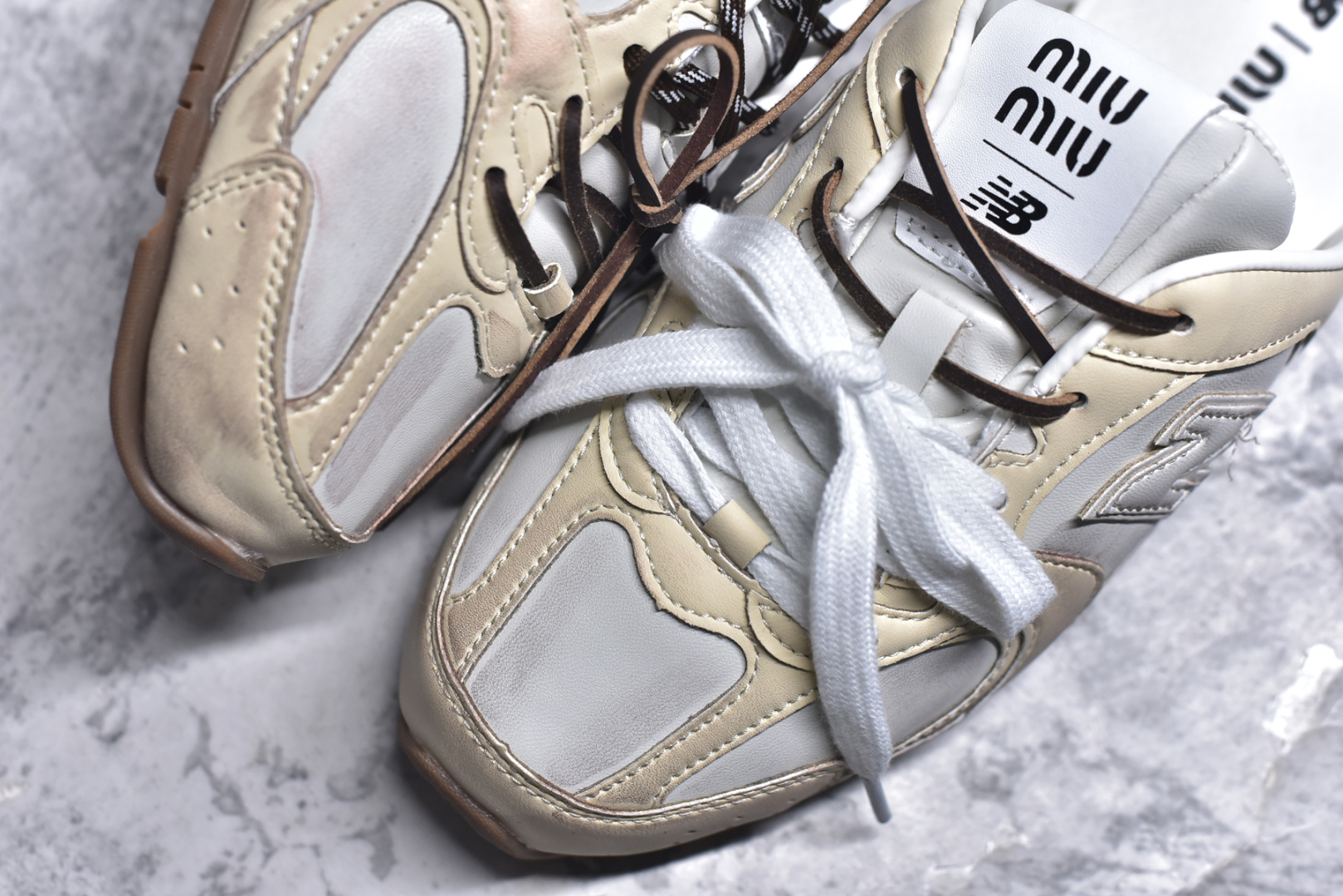 图片[8]-#MiuMiu x New Balance NB530 SL 缪缪联名系列低帮经典复古休闲运动鞋半拖 近几年运动品牌与各大潮流品牌不断推出联名产品，在球鞋圈拥有极高的热度。此外，奢侈品牌和运动品牌联名也早已非新鲜事，继 Dior 和 Jordan Brand 以及 Prada 和 adidas 合作后。近日，Miu Miu与New Balance的合作基本已经成为定番，每年都会上新，而近期的最新联名也已经正式曝光，预计会在24年春夏面世！相比之前两次使用的574，这次Miu Miu带来了全新风格。采用了全新型号MR530进行设计，继续使用复古的旧化效果和去年就被带火的美拉德配色打造。Miu Miu作为千禧文化的重要推手，这次也是直接挑选了New Balance 2000年代时发布的健身跑鞋MR530。整体做旧效果非常明显，甚至有些二手鞋的感觉，多少是有点瘦巴黎世家影响了……配色方面将会推出米色和棕色两种颜色可供选择，整体覆盖了做旧麂皮，鞋舌和鞋垫和之前一致，有Miu Miu的Logo，同时搭配皮革和棉质双鞋带组成。尺码：36 37 37.5 38 38.5 39.5 40 40.5 41.5 42 42.5 43.5 44 44.5 45-选品中心