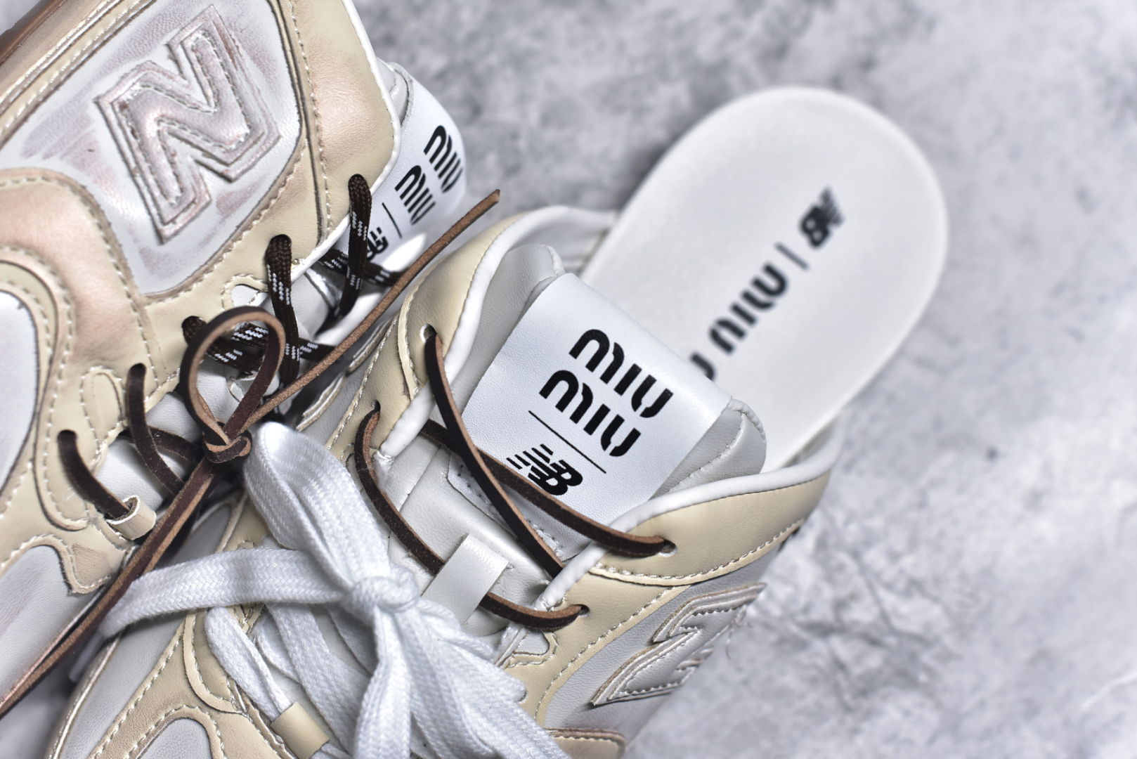 图片[9]-#MiuMiu x New Balance NB530 SL 缪缪联名系列低帮经典复古休闲运动鞋半拖 近几年运动品牌与各大潮流品牌不断推出联名产品，在球鞋圈拥有极高的热度。此外，奢侈品牌和运动品牌联名也早已非新鲜事，继 Dior 和 Jordan Brand 以及 Prada 和 adidas 合作后。近日，Miu Miu与New Balance的合作基本已经成为定番，每年都会上新，而近期的最新联名也已经正式曝光，预计会在24年春夏面世！相比之前两次使用的574，这次Miu Miu带来了全新风格。采用了全新型号MR530进行设计，继续使用复古的旧化效果和去年就被带火的美拉德配色打造。Miu Miu作为千禧文化的重要推手，这次也是直接挑选了New Balance 2000年代时发布的健身跑鞋MR530。整体做旧效果非常明显，甚至有些二手鞋的感觉，多少是有点瘦巴黎世家影响了……配色方面将会推出米色和棕色两种颜色可供选择，整体覆盖了做旧麂皮，鞋舌和鞋垫和之前一致，有Miu Miu的Logo，同时搭配皮革和棉质双鞋带组成。尺码：36 37 37.5 38 38.5 39.5 40 40.5 41.5 42 42.5 43.5 44 44.5 45-选品中心