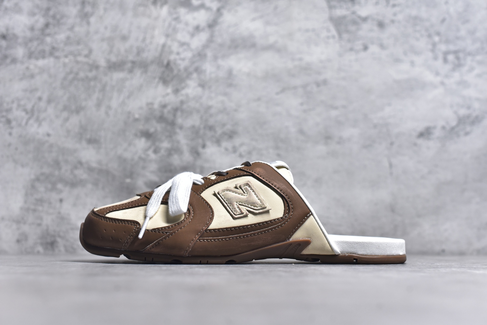 #MiuMiu x New Balance NB530 SL 缪缪联名系列低帮经典复古休闲运动鞋半拖 近几年运动品牌与各大潮流品牌不断推出联名产品，在球鞋圈拥有极高的热度。此外，奢侈品牌和运动品牌联名也早已非新鲜事，继 Dior 和 Jordan Brand 以及 Prada 和 adidas 合作后。近日，Miu Miu与New Balance的合作基本已经成为定番，每年都会上新，而近期的最新联名也已经正式曝光，预计会在24年春夏面世！相比之前两次使用的574，这次Miu Miu带来了全新风格。采用了全新型号MR530进行设计，继续使用复古的旧化效果和去年就被带火的美拉德配色打造。Miu Miu作为千禧文化的重要推手，这次也是直接挑选了New Balance 2000年代时发布的健身跑鞋MR530。整体做旧效果非常明显，甚至有些二手鞋的感觉，多少是有点瘦巴黎世家影响了……配色方面将会推出米色和棕色两种颜色可供选择，整体覆盖了做旧麂皮，鞋舌和鞋垫和之前一致，有Miu Miu的Logo，同时搭配皮革和棉质双鞋带组成。尺码：36 37 37.5 38 38.5 39.5 40 40.5 41.5 42 42.5 43.5 44 44.5 45-选品中心