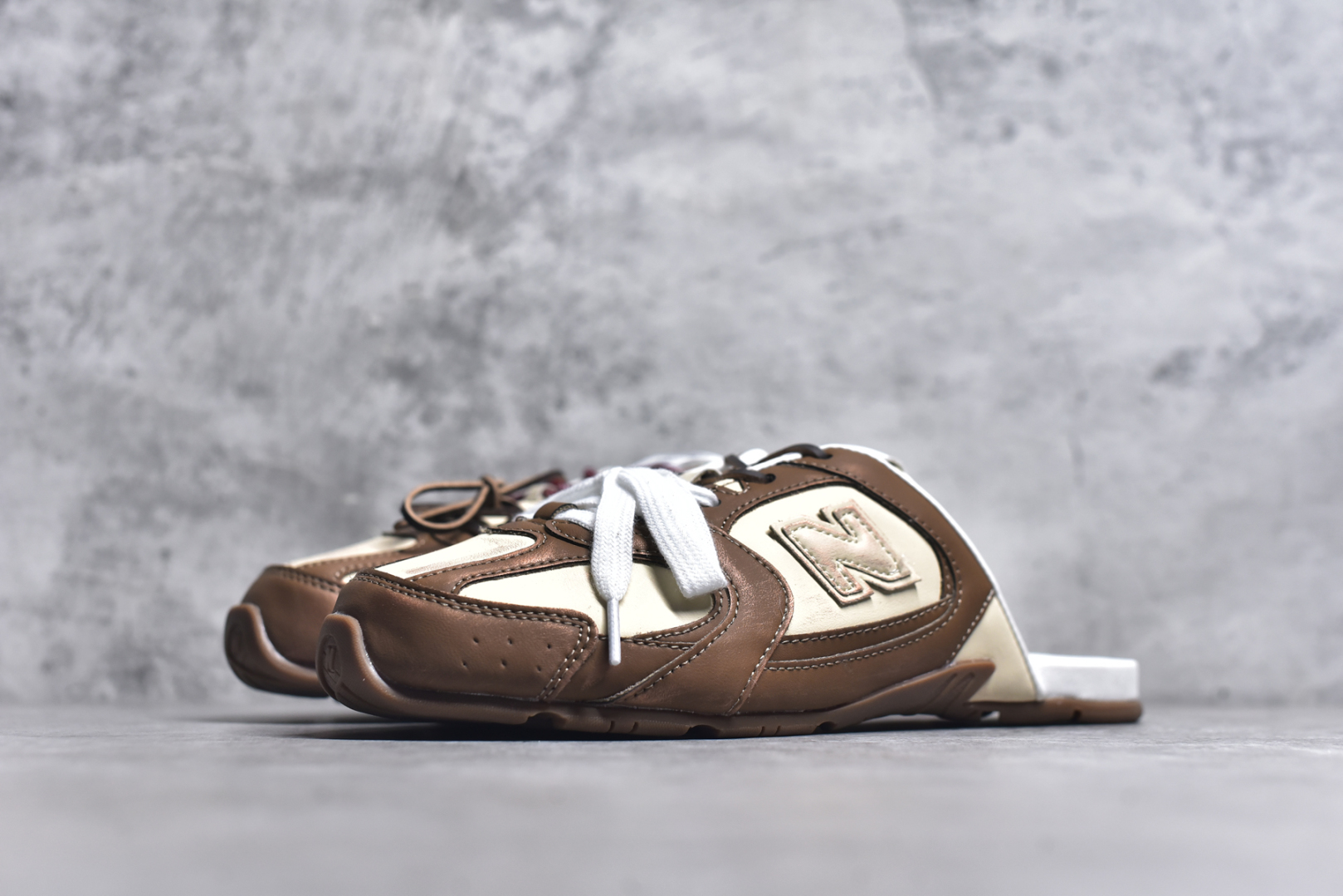 图片[2]-#MiuMiu x New Balance NB530 SL 缪缪联名系列低帮经典复古休闲运动鞋半拖 近几年运动品牌与各大潮流品牌不断推出联名产品，在球鞋圈拥有极高的热度。此外，奢侈品牌和运动品牌联名也早已非新鲜事，继 Dior 和 Jordan Brand 以及 Prada 和 adidas 合作后。近日，Miu Miu与New Balance的合作基本已经成为定番，每年都会上新，而近期的最新联名也已经正式曝光，预计会在24年春夏面世！相比之前两次使用的574，这次Miu Miu带来了全新风格。采用了全新型号MR530进行设计，继续使用复古的旧化效果和去年就被带火的美拉德配色打造。Miu Miu作为千禧文化的重要推手，这次也是直接挑选了New Balance 2000年代时发布的健身跑鞋MR530。整体做旧效果非常明显，甚至有些二手鞋的感觉，多少是有点瘦巴黎世家影响了……配色方面将会推出米色和棕色两种颜色可供选择，整体覆盖了做旧麂皮，鞋舌和鞋垫和之前一致，有Miu Miu的Logo，同时搭配皮革和棉质双鞋带组成。尺码：36 37 37.5 38 38.5 39.5 40 40.5 41.5 42 42.5 43.5 44 44.5 45-选品中心
