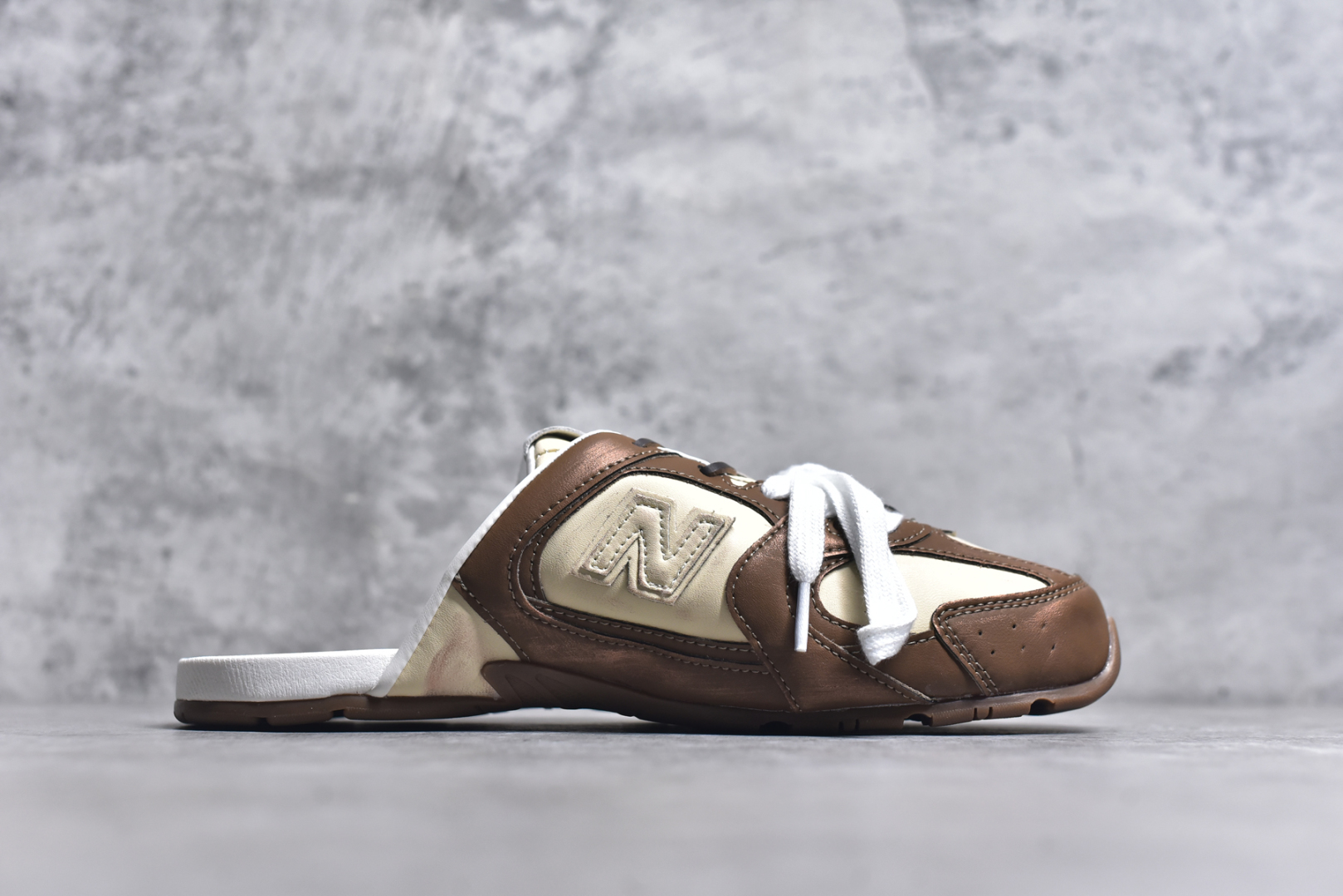 图片[3]-#MiuMiu x New Balance NB530 SL 缪缪联名系列低帮经典复古休闲运动鞋半拖 近几年运动品牌与各大潮流品牌不断推出联名产品，在球鞋圈拥有极高的热度。此外，奢侈品牌和运动品牌联名也早已非新鲜事，继 Dior 和 Jordan Brand 以及 Prada 和 adidas 合作后。近日，Miu Miu与New Balance的合作基本已经成为定番，每年都会上新，而近期的最新联名也已经正式曝光，预计会在24年春夏面世！相比之前两次使用的574，这次Miu Miu带来了全新风格。采用了全新型号MR530进行设计，继续使用复古的旧化效果和去年就被带火的美拉德配色打造。Miu Miu作为千禧文化的重要推手，这次也是直接挑选了New Balance 2000年代时发布的健身跑鞋MR530。整体做旧效果非常明显，甚至有些二手鞋的感觉，多少是有点瘦巴黎世家影响了……配色方面将会推出米色和棕色两种颜色可供选择，整体覆盖了做旧麂皮，鞋舌和鞋垫和之前一致，有Miu Miu的Logo，同时搭配皮革和棉质双鞋带组成。尺码：36 37 37.5 38 38.5 39.5 40 40.5 41.5 42 42.5 43.5 44 44.5 45-选品中心