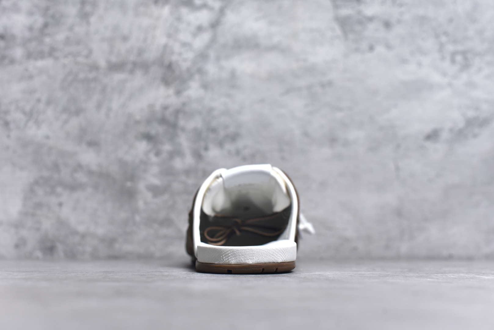 图片[5]-#MiuMiu x New Balance NB530 SL 缪缪联名系列低帮经典复古休闲运动鞋半拖 近几年运动品牌与各大潮流品牌不断推出联名产品，在球鞋圈拥有极高的热度。此外，奢侈品牌和运动品牌联名也早已非新鲜事，继 Dior 和 Jordan Brand 以及 Prada 和 adidas 合作后。近日，Miu Miu与New Balance的合作基本已经成为定番，每年都会上新，而近期的最新联名也已经正式曝光，预计会在24年春夏面世！相比之前两次使用的574，这次Miu Miu带来了全新风格。采用了全新型号MR530进行设计，继续使用复古的旧化效果和去年就被带火的美拉德配色打造。Miu Miu作为千禧文化的重要推手，这次也是直接挑选了New Balance 2000年代时发布的健身跑鞋MR530。整体做旧效果非常明显，甚至有些二手鞋的感觉，多少是有点瘦巴黎世家影响了……配色方面将会推出米色和棕色两种颜色可供选择，整体覆盖了做旧麂皮，鞋舌和鞋垫和之前一致，有Miu Miu的Logo，同时搭配皮革和棉质双鞋带组成。尺码：36 37 37.5 38 38.5 39.5 40 40.5 41.5 42 42.5 43.5 44 44.5 45-选品中心