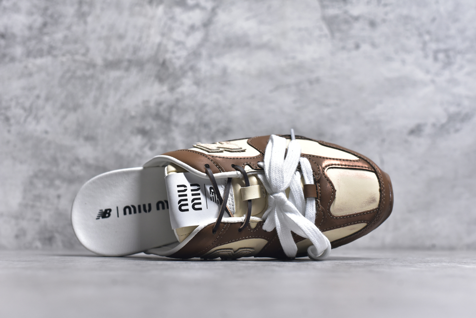 图片[4]-#MiuMiu x New Balance NB530 SL 缪缪联名系列低帮经典复古休闲运动鞋半拖 近几年运动品牌与各大潮流品牌不断推出联名产品，在球鞋圈拥有极高的热度。此外，奢侈品牌和运动品牌联名也早已非新鲜事，继 Dior 和 Jordan Brand 以及 Prada 和 adidas 合作后。近日，Miu Miu与New Balance的合作基本已经成为定番，每年都会上新，而近期的最新联名也已经正式曝光，预计会在24年春夏面世！相比之前两次使用的574，这次Miu Miu带来了全新风格。采用了全新型号MR530进行设计，继续使用复古的旧化效果和去年就被带火的美拉德配色打造。Miu Miu作为千禧文化的重要推手，这次也是直接挑选了New Balance 2000年代时发布的健身跑鞋MR530。整体做旧效果非常明显，甚至有些二手鞋的感觉，多少是有点瘦巴黎世家影响了……配色方面将会推出米色和棕色两种颜色可供选择，整体覆盖了做旧麂皮，鞋舌和鞋垫和之前一致，有Miu Miu的Logo，同时搭配皮革和棉质双鞋带组成。尺码：36 37 37.5 38 38.5 39.5 40 40.5 41.5 42 42.5 43.5 44 44.5 45-选品中心
