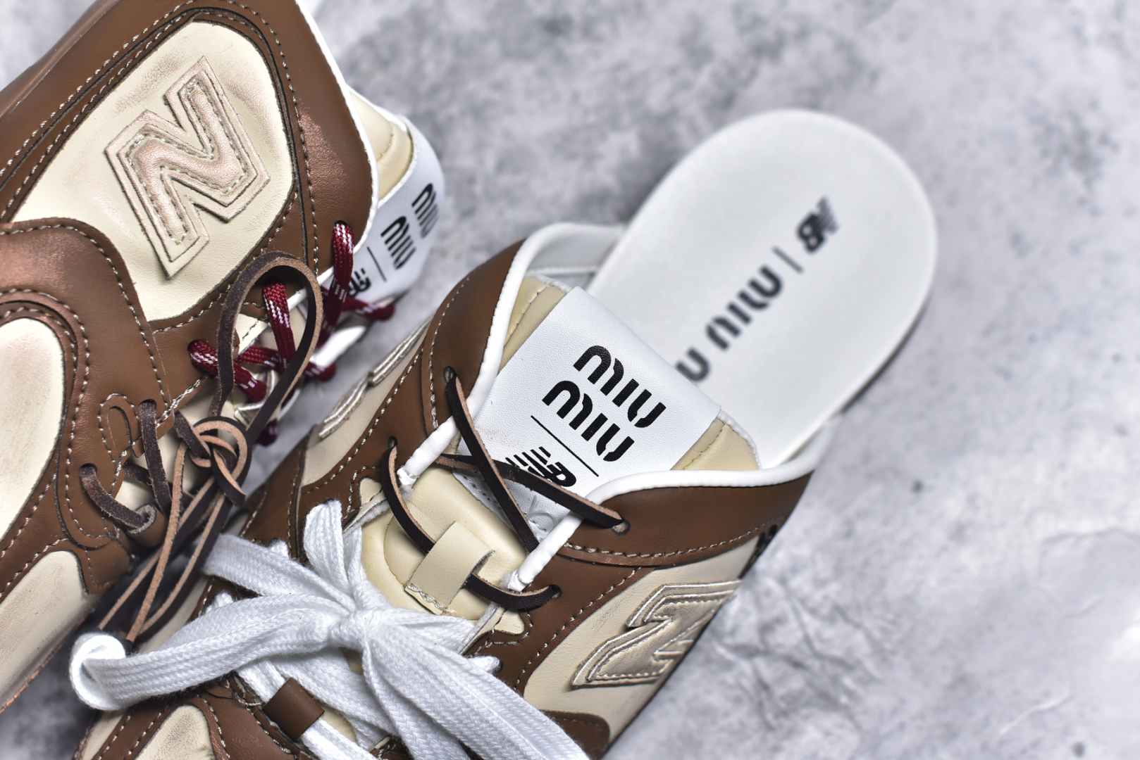 图片[9]-#MiuMiu x New Balance NB530 SL 缪缪联名系列低帮经典复古休闲运动鞋半拖 近几年运动品牌与各大潮流品牌不断推出联名产品，在球鞋圈拥有极高的热度。此外，奢侈品牌和运动品牌联名也早已非新鲜事，继 Dior 和 Jordan Brand 以及 Prada 和 adidas 合作后。近日，Miu Miu与New Balance的合作基本已经成为定番，每年都会上新，而近期的最新联名也已经正式曝光，预计会在24年春夏面世！相比之前两次使用的574，这次Miu Miu带来了全新风格。采用了全新型号MR530进行设计，继续使用复古的旧化效果和去年就被带火的美拉德配色打造。Miu Miu作为千禧文化的重要推手，这次也是直接挑选了New Balance 2000年代时发布的健身跑鞋MR530。整体做旧效果非常明显，甚至有些二手鞋的感觉，多少是有点瘦巴黎世家影响了……配色方面将会推出米色和棕色两种颜色可供选择，整体覆盖了做旧麂皮，鞋舌和鞋垫和之前一致，有Miu Miu的Logo，同时搭配皮革和棉质双鞋带组成。尺码：36 37 37.5 38 38.5 39.5 40 40.5 41.5 42 42.5 43.5 44 44.5 45-选品中心