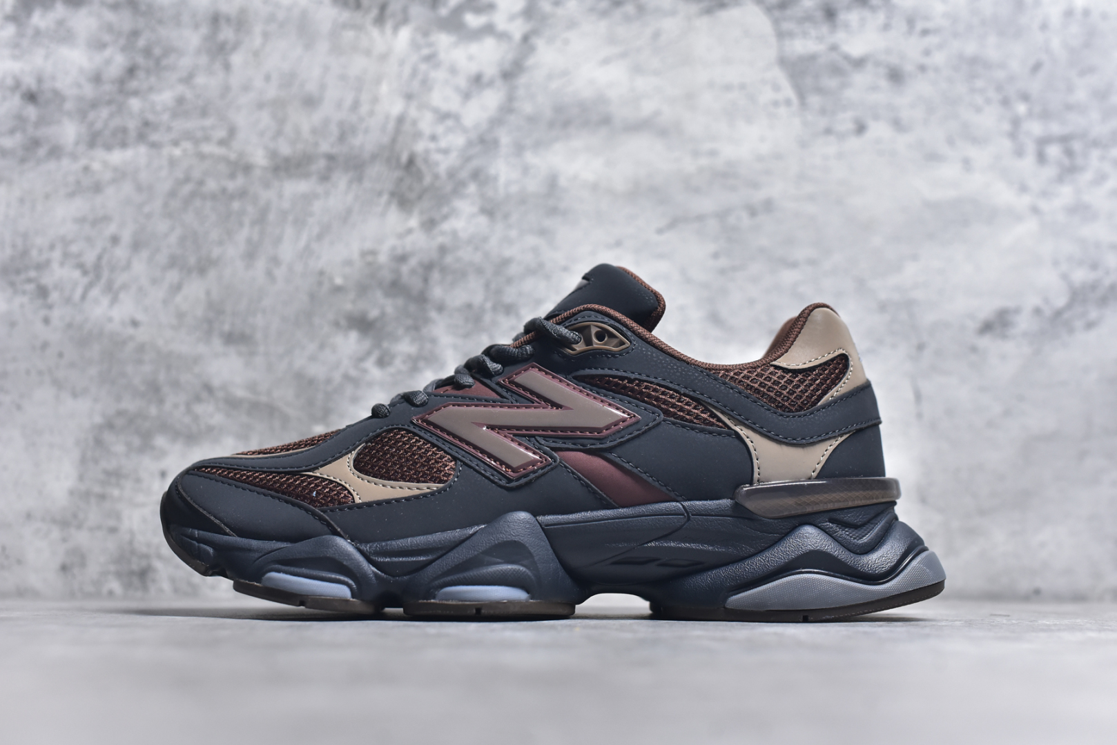 #Joe Freshgoods x New Balance 公司级版本 NB9060 联名款 复古休闲运动慢跑鞋 鞋款灵感源自设计师本人对夏日的怀日回忆。鞋面大身由空间双格及磨砂鞋面拼接而生，配以柔和、温暖的粉橘色调，夏日氛围拉满#采用大面积网眼以及麂皮材质覆盖鞋身，还原经典气质。搭载ABZORB避震科技，由泡沫聚酯制成，上脚可以有效减少由鞋底反弹对身体及双腿的冲击力 货号： U9060 尺码：36 37 37.5Joe Freshgoods x New Balance 公司级版本 NB9060 联名款 复古休闲运动慢跑鞋 鞋款灵感源自设计师本人对夏日的怀日回忆。鞋面大身由空间双格及磨砂鞋面拼接而生，配以柔和、温暖的粉橘色调，夏日氛围拉满#采用大面积网眼以及麂皮材质覆盖鞋身，还原经典气质。搭载ABZORB避震科技，由泡沫聚酯制成，上脚可以有效减少由鞋底反弹对身体及双腿的冲击力 货号： U9060 尺码：36-46-选品中心