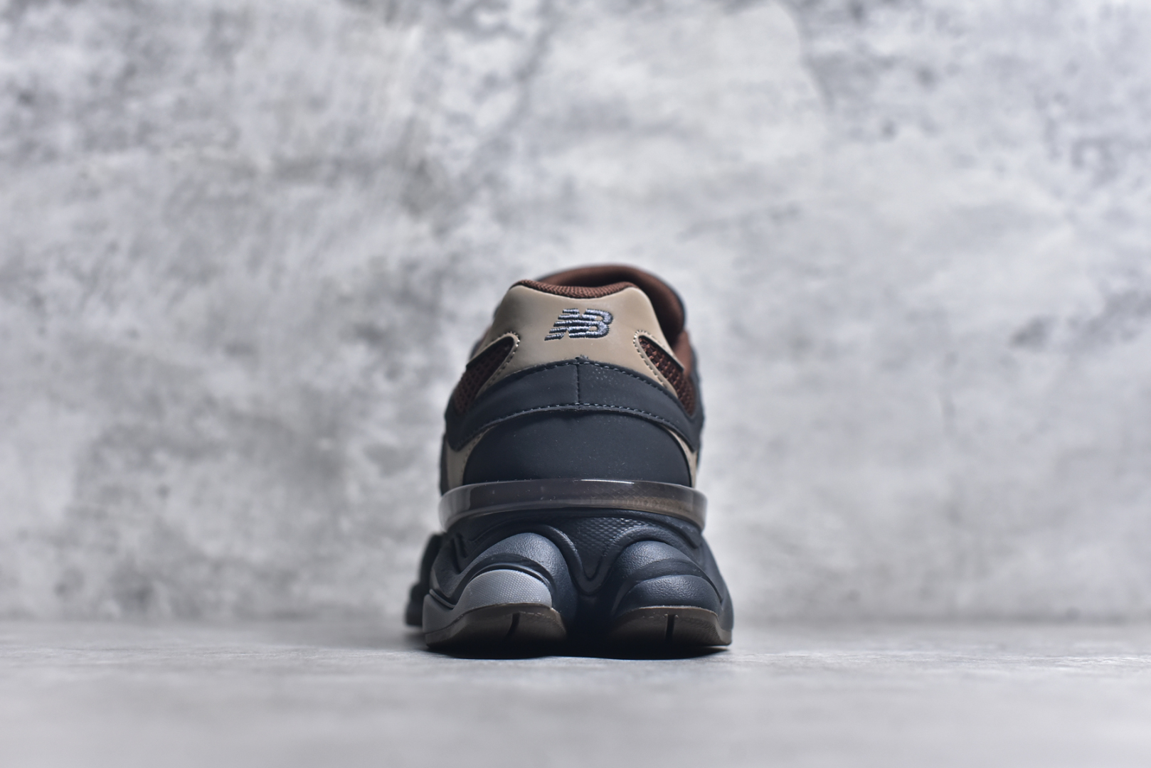 图片[5]-#Joe Freshgoods x New Balance 公司级版本 NB9060 联名款 复古休闲运动慢跑鞋 鞋款灵感源自设计师本人对夏日的怀日回忆。鞋面大身由空间双格及磨砂鞋面拼接而生，配以柔和、温暖的粉橘色调，夏日氛围拉满#采用大面积网眼以及麂皮材质覆盖鞋身，还原经典气质。搭载ABZORB避震科技，由泡沫聚酯制成，上脚可以有效减少由鞋底反弹对身体及双腿的冲击力 货号： U9060 尺码：36 37 37.5Joe Freshgoods x New Balance 公司级版本 NB9060 联名款 复古休闲运动慢跑鞋 鞋款灵感源自设计师本人对夏日的怀日回忆。鞋面大身由空间双格及磨砂鞋面拼接而生，配以柔和、温暖的粉橘色调，夏日氛围拉满#采用大面积网眼以及麂皮材质覆盖鞋身，还原经典气质。搭载ABZORB避震科技，由泡沫聚酯制成，上脚可以有效减少由鞋底反弹对身体及双腿的冲击力 货号： U9060 尺码：36-46-选品中心