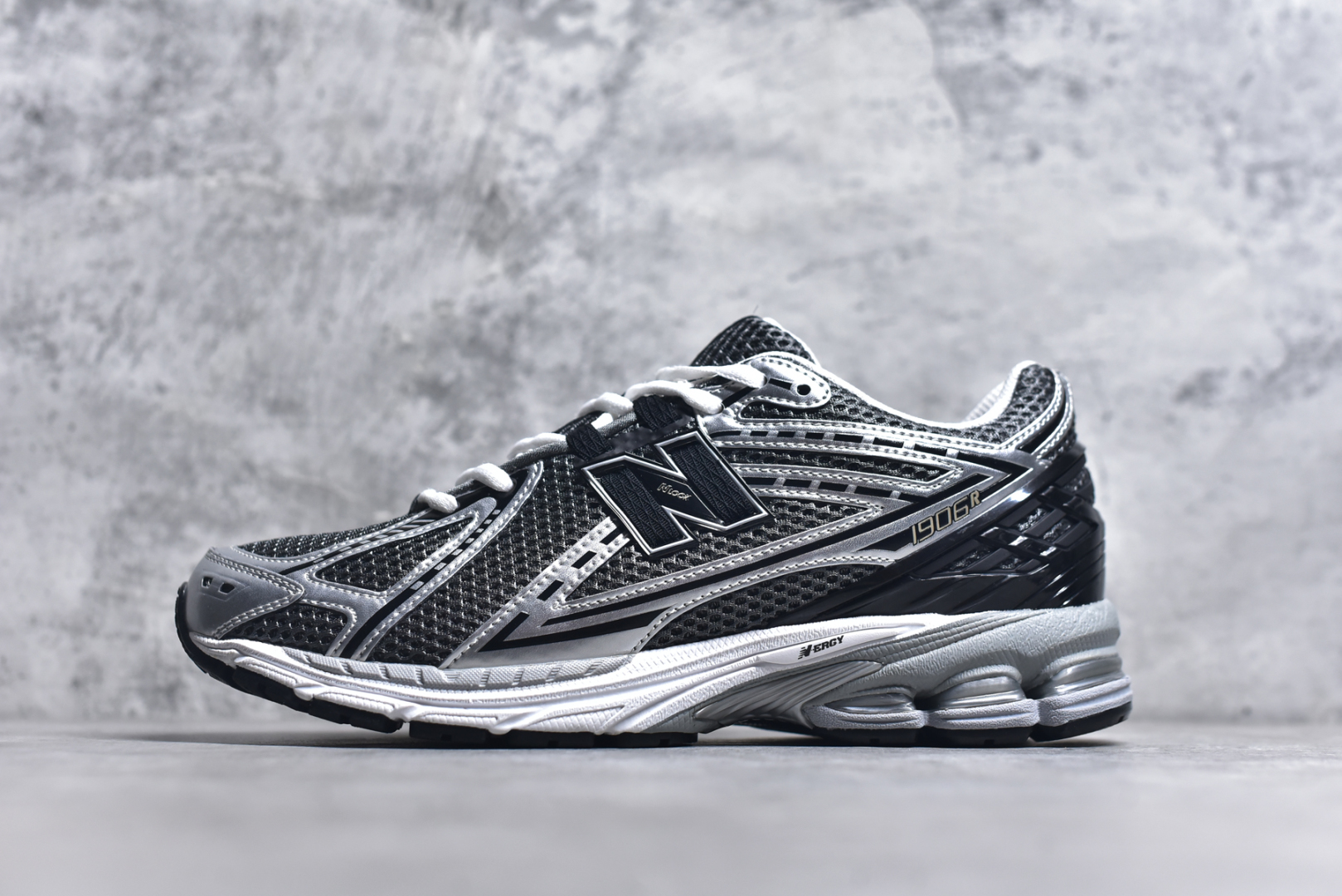 #New Balance M1906系列 银黑色 复古单品宝藏老爹鞋款 纯原版本 复古元素叠加 质感超级棒 楦版型材料细节做工精细 作为NB最经典的档案鞋型之一 与2002一样，1906有着NB最成熟的技术加持和复古款式，而本次推出的版本参照2002r的定位，相信会在性价两端做出权衡。单从造型上来看，依旧是vibe风格，味道很正，细节也很酷，这双1906r无疑必能打入复古跑鞋爱好者的年度鞋款名录 货号：U1906RCG 尺码：36-46.5-选品中心