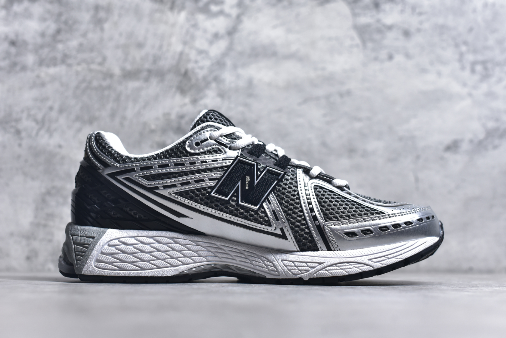 图片[3]-#New Balance M1906系列 银黑色 复古单品宝藏老爹鞋款 纯原版本 复古元素叠加 质感超级棒 楦版型材料细节做工精细 作为NB最经典的档案鞋型之一 与2002一样，1906有着NB最成熟的技术加持和复古款式，而本次推出的版本参照2002r的定位，相信会在性价两端做出权衡。单从造型上来看，依旧是vibe风格，味道很正，细节也很酷，这双1906r无疑必能打入复古跑鞋爱好者的年度鞋款名录 货号：U1906RCG 尺码：36-46.5-选品中心