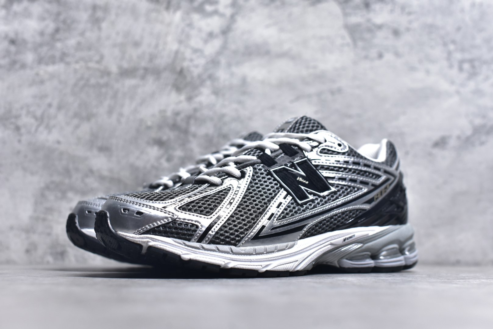 图片[2]-#New Balance M1906系列 银黑色 复古单品宝藏老爹鞋款 纯原版本 复古元素叠加 质感超级棒 楦版型材料细节做工精细 作为NB最经典的档案鞋型之一 与2002一样，1906有着NB最成熟的技术加持和复古款式，而本次推出的版本参照2002r的定位，相信会在性价两端做出权衡。单从造型上来看，依旧是vibe风格，味道很正，细节也很酷，这双1906r无疑必能打入复古跑鞋爱好者的年度鞋款名录 货号：U1906RCG 尺码：36-46.5-选品中心