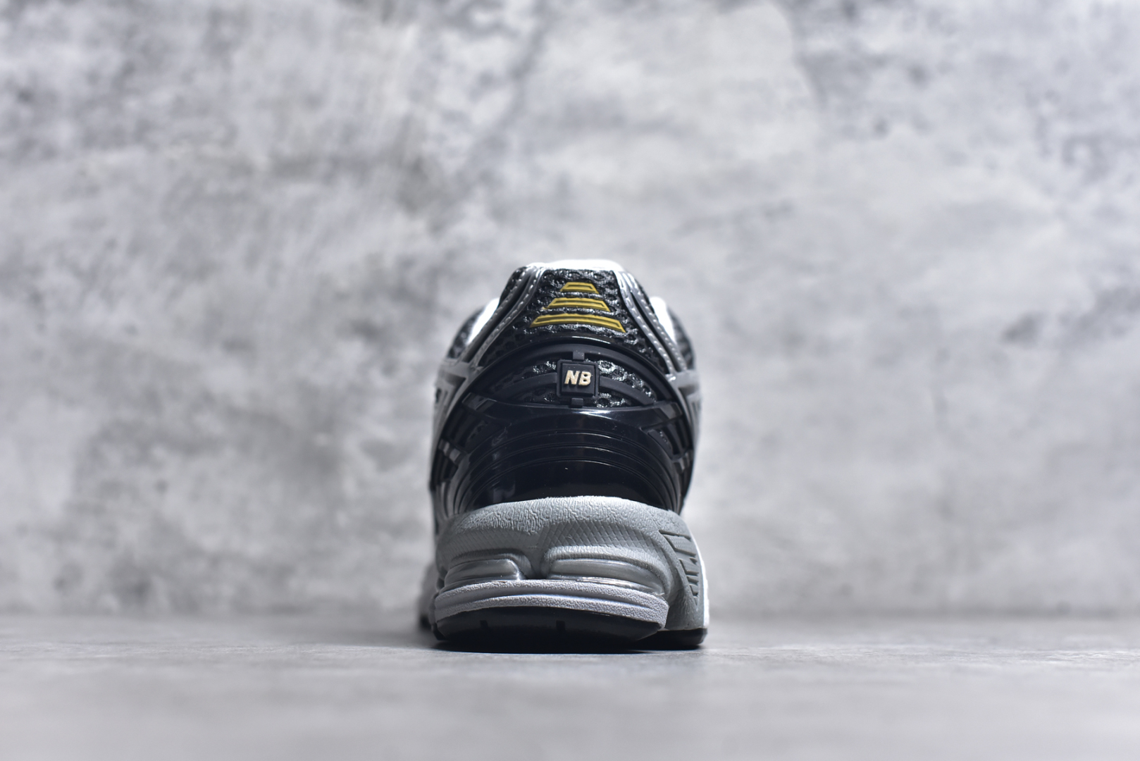 图片[5]-#New Balance M1906系列 银黑色 复古单品宝藏老爹鞋款 纯原版本 复古元素叠加 质感超级棒 楦版型材料细节做工精细 作为NB最经典的档案鞋型之一 与2002一样，1906有着NB最成熟的技术加持和复古款式，而本次推出的版本参照2002r的定位，相信会在性价两端做出权衡。单从造型上来看，依旧是vibe风格，味道很正，细节也很酷，这双1906r无疑必能打入复古跑鞋爱好者的年度鞋款名录 货号：U1906RCG 尺码：36-46.5-选品中心