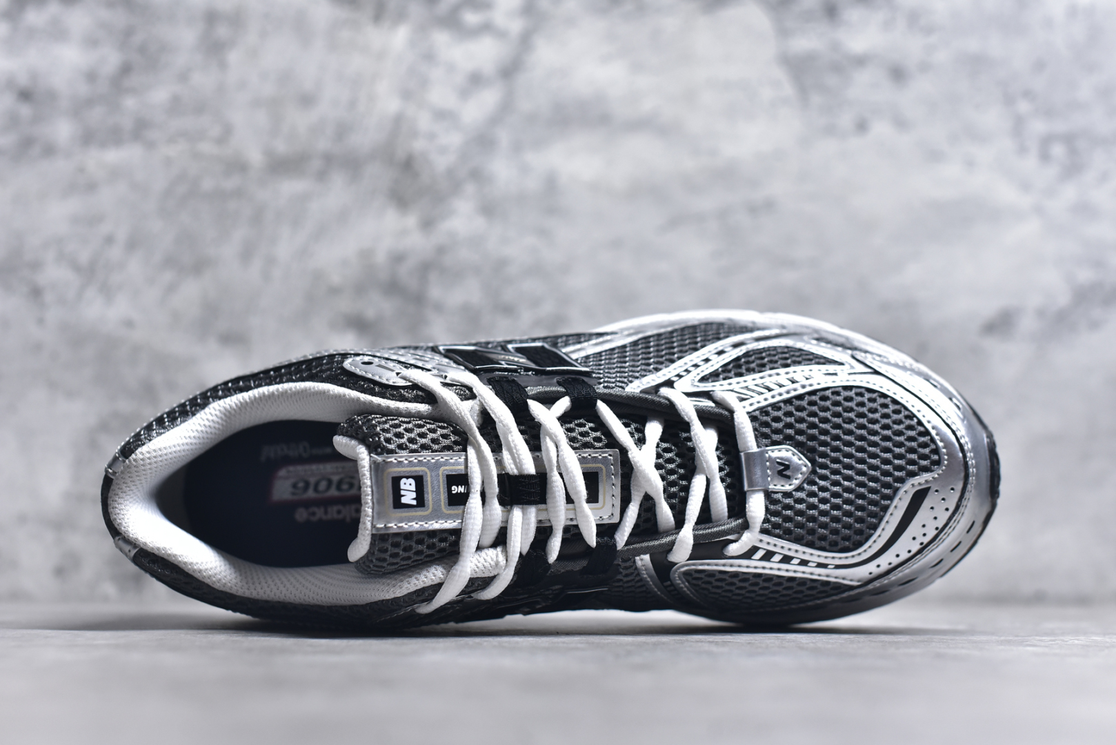 图片[4]-#New Balance M1906系列 银黑色 复古单品宝藏老爹鞋款 纯原版本 复古元素叠加 质感超级棒 楦版型材料细节做工精细 作为NB最经典的档案鞋型之一 与2002一样，1906有着NB最成熟的技术加持和复古款式，而本次推出的版本参照2002r的定位，相信会在性价两端做出权衡。单从造型上来看，依旧是vibe风格，味道很正，细节也很酷，这双1906r无疑必能打入复古跑鞋爱好者的年度鞋款名录 货号：U1906RCG 尺码：36-46.5-选品中心