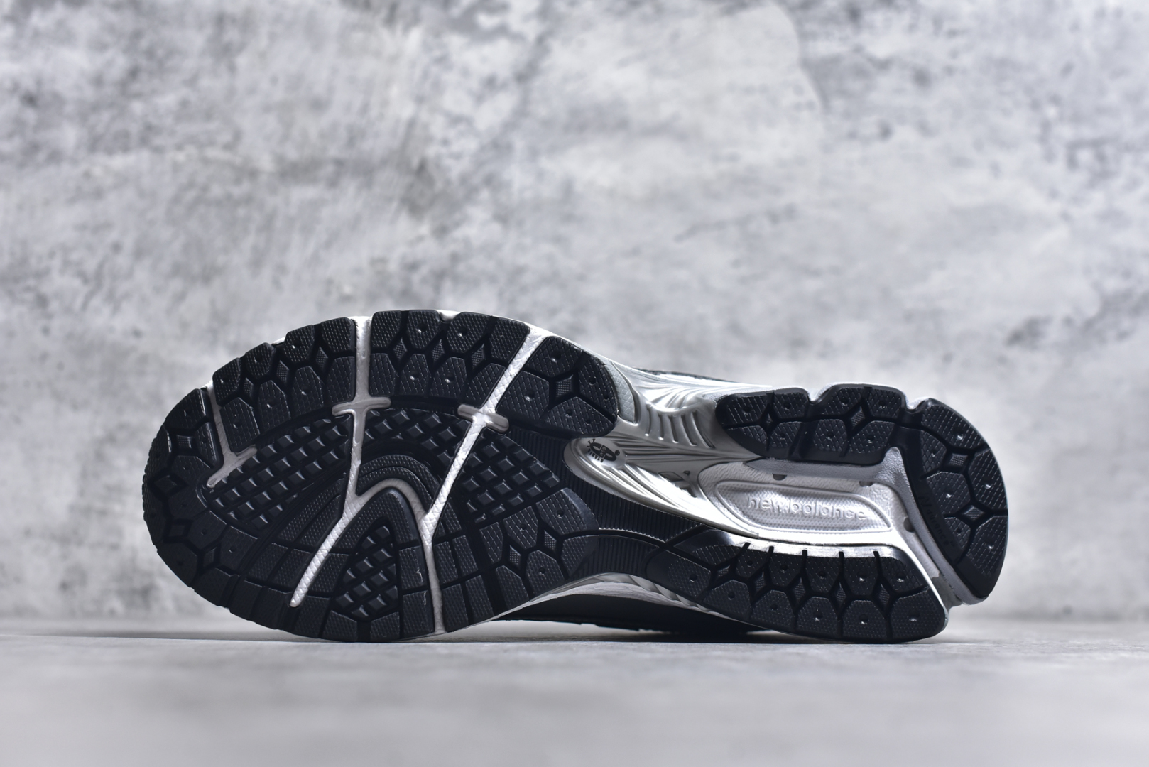 图片[6]-#New Balance M1906系列 银黑色 复古单品宝藏老爹鞋款 纯原版本 复古元素叠加 质感超级棒 楦版型材料细节做工精细 作为NB最经典的档案鞋型之一 与2002一样，1906有着NB最成熟的技术加持和复古款式，而本次推出的版本参照2002r的定位，相信会在性价两端做出权衡。单从造型上来看，依旧是vibe风格，味道很正，细节也很酷，这双1906r无疑必能打入复古跑鞋爱好者的年度鞋款名录 货号：U1906RCG 尺码：36-46.5-选品中心