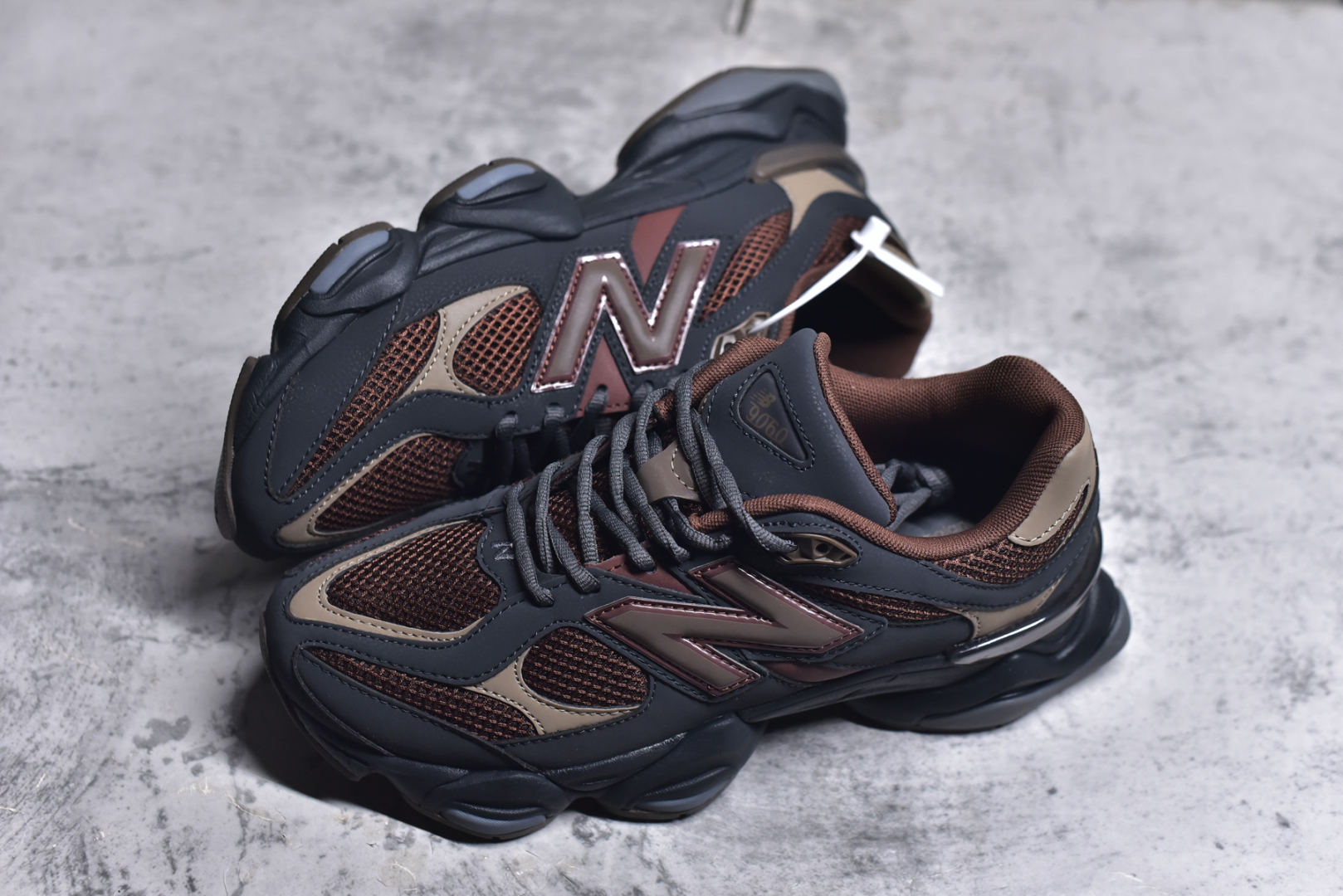 图片[7]-#Joe Freshgoods x New Balance 公司级版本 NB9060 联名款 复古休闲运动慢跑鞋 鞋款灵感源自设计师本人对夏日的怀日回忆。鞋面大身由空间双格及磨砂鞋面拼接而生，配以柔和、温暖的粉橘色调，夏日氛围拉满#采用大面积网眼以及麂皮材质覆盖鞋身，还原经典气质。搭载ABZORB避震科技，由泡沫聚酯制成，上脚可以有效减少由鞋底反弹对身体及双腿的冲击力 货号： U9060 尺码：36 37 37.5Joe Freshgoods x New Balance 公司级版本 NB9060 联名款 复古休闲运动慢跑鞋 鞋款灵感源自设计师本人对夏日的怀日回忆。鞋面大身由空间双格及磨砂鞋面拼接而生，配以柔和、温暖的粉橘色调，夏日氛围拉满#采用大面积网眼以及麂皮材质覆盖鞋身，还原经典气质。搭载ABZORB避震科技，由泡沫聚酯制成，上脚可以有效减少由鞋底反弹对身体及双腿的冲击力 货号： U9060 尺码：36-46-选品中心