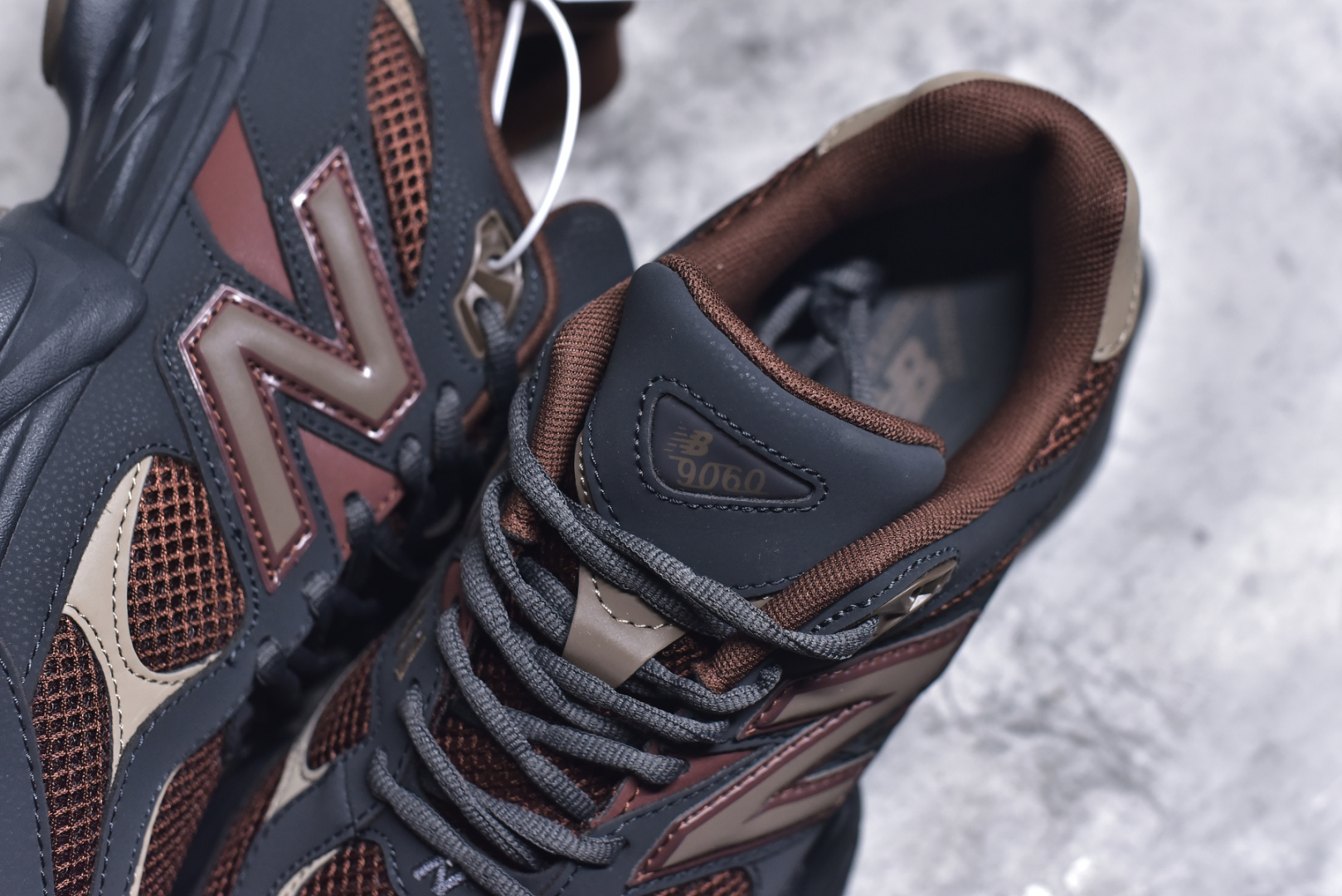 图片[9]-#Joe Freshgoods x New Balance 公司级版本 NB9060 联名款 复古休闲运动慢跑鞋 鞋款灵感源自设计师本人对夏日的怀日回忆。鞋面大身由空间双格及磨砂鞋面拼接而生，配以柔和、温暖的粉橘色调，夏日氛围拉满#采用大面积网眼以及麂皮材质覆盖鞋身，还原经典气质。搭载ABZORB避震科技，由泡沫聚酯制成，上脚可以有效减少由鞋底反弹对身体及双腿的冲击力 货号： U9060 尺码：36 37 37.5Joe Freshgoods x New Balance 公司级版本 NB9060 联名款 复古休闲运动慢跑鞋 鞋款灵感源自设计师本人对夏日的怀日回忆。鞋面大身由空间双格及磨砂鞋面拼接而生，配以柔和、温暖的粉橘色调，夏日氛围拉满#采用大面积网眼以及麂皮材质覆盖鞋身，还原经典气质。搭载ABZORB避震科技，由泡沫聚酯制成，上脚可以有效减少由鞋底反弹对身体及双腿的冲击力 货号： U9060 尺码：36-46-选品中心