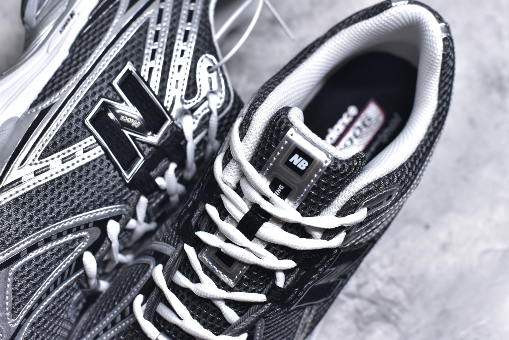 图片[9]-#New Balance M1906系列 银黑色 复古单品宝藏老爹鞋款 纯原版本 复古元素叠加 质感超级棒 楦版型材料细节做工精细 作为NB最经典的档案鞋型之一 与2002一样，1906有着NB最成熟的技术加持和复古款式，而本次推出的版本参照2002r的定位，相信会在性价两端做出权衡。单从造型上来看，依旧是vibe风格，味道很正，细节也很酷，这双1906r无疑必能打入复古跑鞋爱好者的年度鞋款名录 货号：U1906RCG 尺码：36-46.5-选品中心