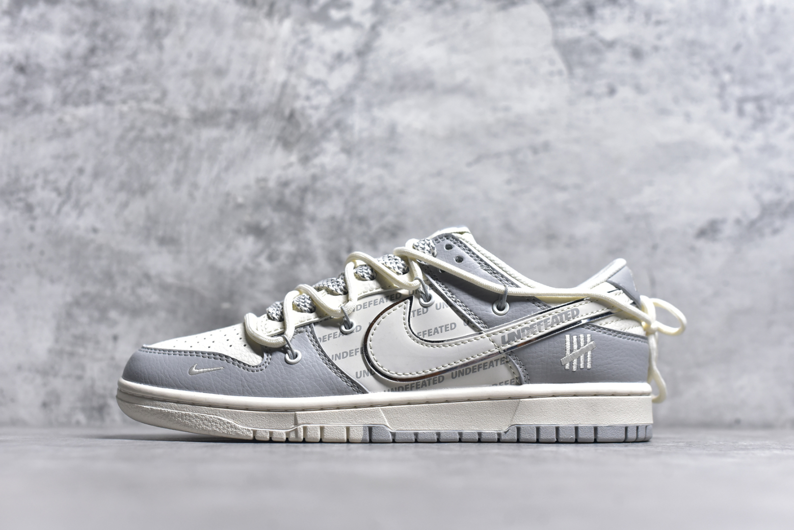 #Nike SB Dunk Low UN系列 绑带字幕白勾 周年高端定制 低帮休闲板鞋 DM6868-079 #定制鞋盒 大厂纯原品质出货 超高清洁度 皮料切割干净无任何毛边 细节完美 尺码：36 36.5 37.5 38 36.5 39 40 40.5 41 42 42.5 43 44 44.5 45 9.E5-选品中心
