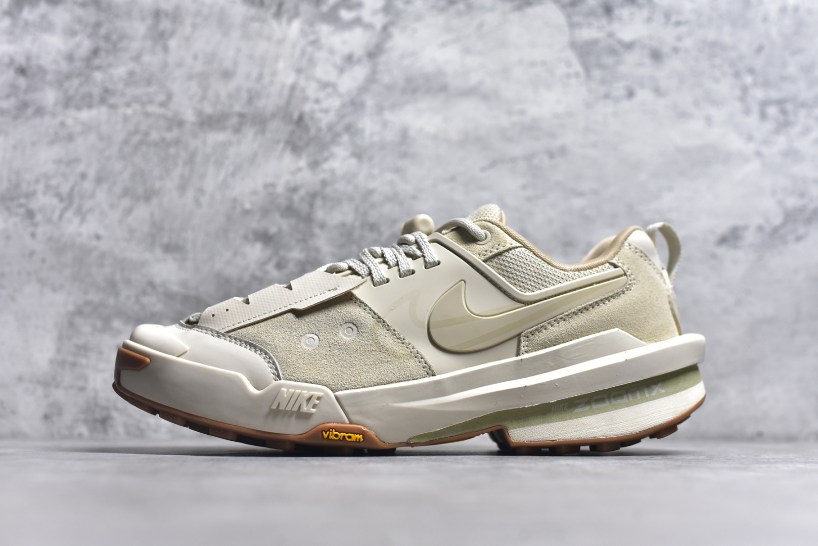 #Sacai x Nike Zegamadome 联名鞋款 整双鞋采用了 Zoom X 缓震科技和 Vibram 外底，在保证舒适度的同时又兼顾了耐用性，并且提供了出色的抓地力。鞋面则是全新 ZoomX Zegama 科技，将网眼和绒面革材质融合而成的全新科技面料，兼顾透气性与耐用性。 货号：HQ8618-101 尺码：36 36.5 37.5 38 38.5 39 40 40.5 41 42 42.5 43 44 45 46 lD：HL552500415 尺码：36～46-选品中心
