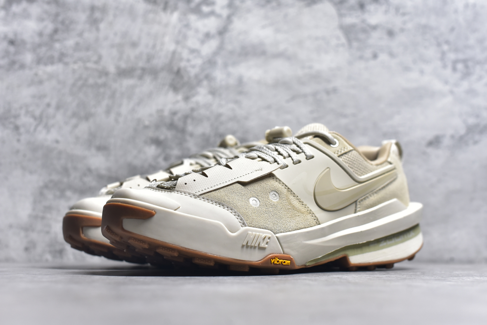图片[2]-#Sacai x Nike Zegamadome 联名鞋款 整双鞋采用了 Zoom X 缓震科技和 Vibram 外底，在保证舒适度的同时又兼顾了耐用性，并且提供了出色的抓地力。鞋面则是全新 ZoomX Zegama 科技，将网眼和绒面革材质融合而成的全新科技面料，兼顾透气性与耐用性。 货号：HQ8618-101 尺码：36 36.5 37.5 38 38.5 39 40 40.5 41 42 42.5 43 44 45 46 lD：HL552500415 尺码：36～46-选品中心