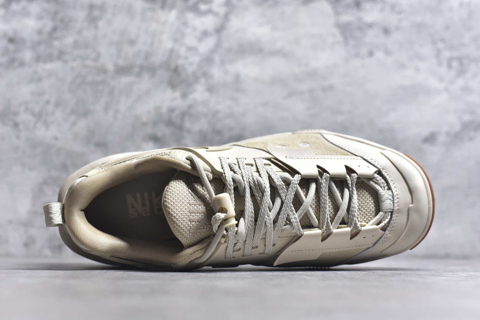 图片[4]-#Sacai x Nike Zegamadome 联名鞋款 整双鞋采用了 Zoom X 缓震科技和 Vibram 外底，在保证舒适度的同时又兼顾了耐用性，并且提供了出色的抓地力。鞋面则是全新 ZoomX Zegama 科技，将网眼和绒面革材质融合而成的全新科技面料，兼顾透气性与耐用性。 货号：HQ8618-101 尺码：36 36.5 37.5 38 38.5 39 40 40.5 41 42 42.5 43 44 45 46 lD：HL552500415 尺码：36～46-选品中心