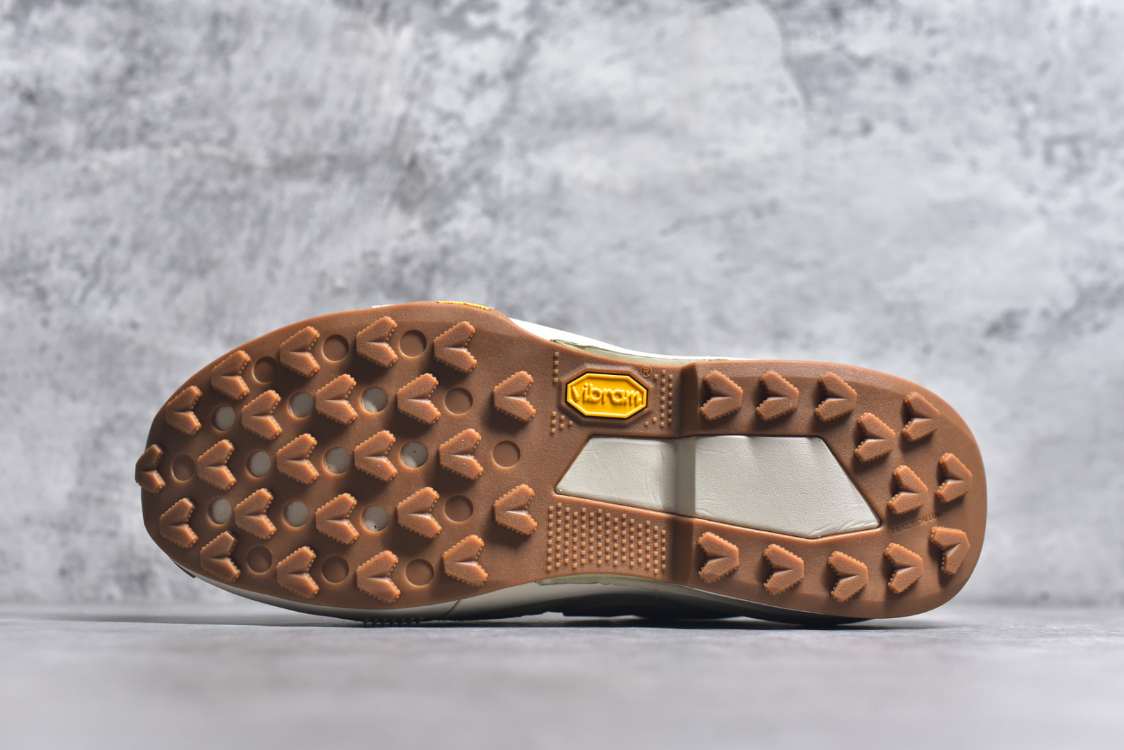 图片[6]-#Sacai x Nike Zegamadome 联名鞋款 整双鞋采用了 Zoom X 缓震科技和 Vibram 外底，在保证舒适度的同时又兼顾了耐用性，并且提供了出色的抓地力。鞋面则是全新 ZoomX Zegama 科技，将网眼和绒面革材质融合而成的全新科技面料，兼顾透气性与耐用性。 货号：HQ8618-101 尺码：36 36.5 37.5 38 38.5 39 40 40.5 41 42 42.5 43 44 45 46 lD：HL552500415 尺码：36～46-选品中心