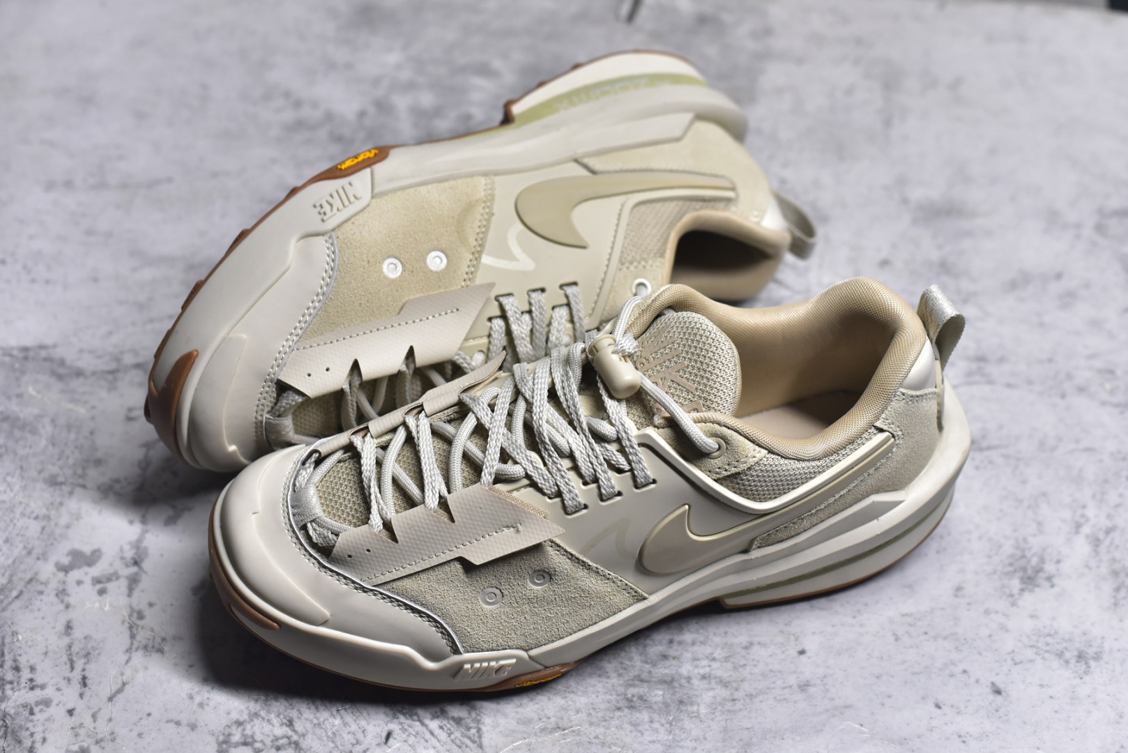 图片[7]-#Sacai x Nike Zegamadome 联名鞋款 整双鞋采用了 Zoom X 缓震科技和 Vibram 外底，在保证舒适度的同时又兼顾了耐用性，并且提供了出色的抓地力。鞋面则是全新 ZoomX Zegama 科技，将网眼和绒面革材质融合而成的全新科技面料，兼顾透气性与耐用性。 货号：HQ8618-101 尺码：36 36.5 37.5 38 38.5 39 40 40.5 41 42 42.5 43 44 45 46 lD：HL552500415 尺码：36～46-选品中心