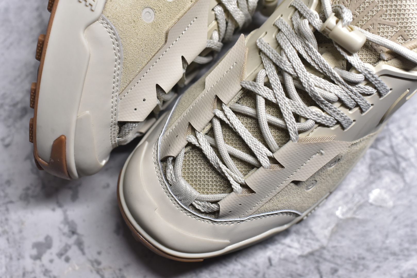 图片[8]-#Sacai x Nike Zegamadome 联名鞋款 整双鞋采用了 Zoom X 缓震科技和 Vibram 外底，在保证舒适度的同时又兼顾了耐用性，并且提供了出色的抓地力。鞋面则是全新 ZoomX Zegama 科技，将网眼和绒面革材质融合而成的全新科技面料，兼顾透气性与耐用性。 货号：HQ8618-101 尺码：36 36.5 37.5 38 38.5 39 40 40.5 41 42 42.5 43 44 45 46 lD：HL552500415 尺码：36～46-选品中心