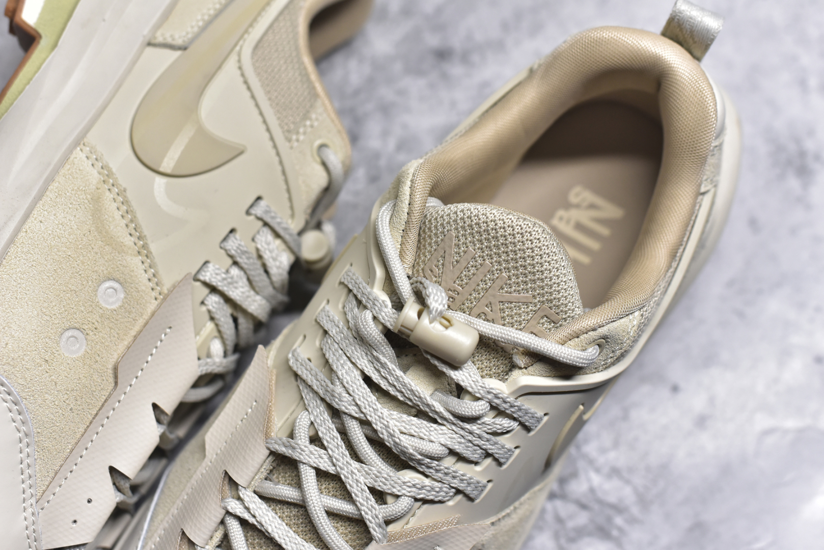 图片[9]-#Sacai x Nike Zegamadome 联名鞋款 整双鞋采用了 Zoom X 缓震科技和 Vibram 外底，在保证舒适度的同时又兼顾了耐用性，并且提供了出色的抓地力。鞋面则是全新 ZoomX Zegama 科技，将网眼和绒面革材质融合而成的全新科技面料，兼顾透气性与耐用性。 货号：HQ8618-101 尺码：36 36.5 37.5 38 38.5 39 40 40.5 41 42 42.5 43 44 45 46 lD：HL552500415 尺码：36～46-选品中心