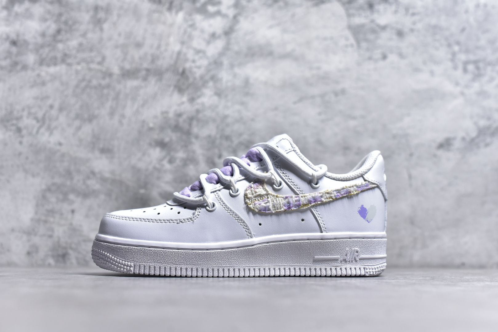 #Nike Air Force 1\’07 Low 紫色小香风 空军一号低帮休闲板鞋 DH9999-556 #设计灵感以梦幻紫为主题，配色上以紫白色为主，鞋后侧爱心涂鸦、鞋勾处有小香风布贴点缀，细节满满。 尺码：36 36.5 37.5 38 38.5 39 40 40.5 41 42 42.5 43 44 44.5 45 9.D4-选品中心