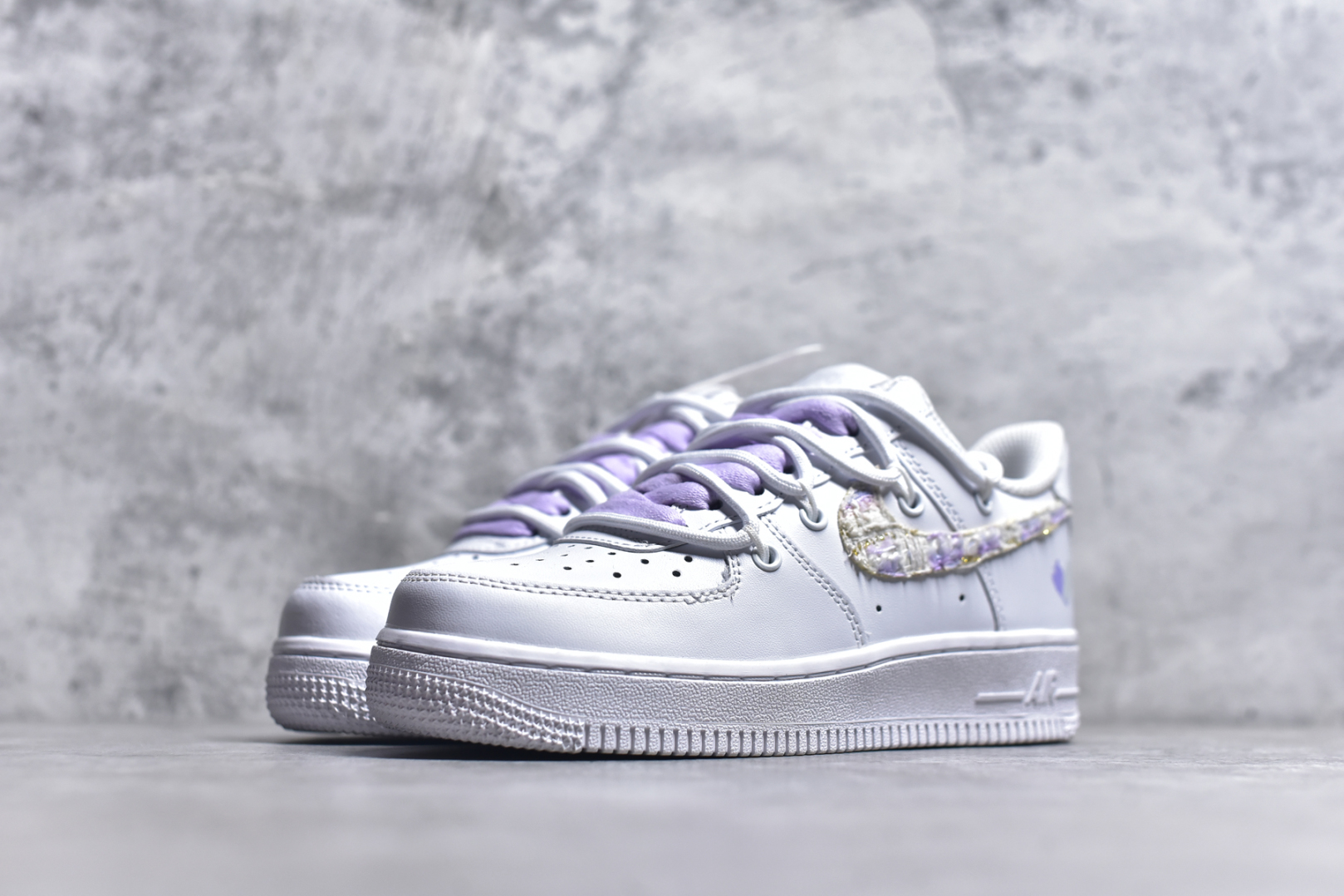 图片[2]-#Nike Air Force 1\’07 Low 紫色小香风 空军一号低帮休闲板鞋 DH9999-556 #设计灵感以梦幻紫为主题，配色上以紫白色为主，鞋后侧爱心涂鸦、鞋勾处有小香风布贴点缀，细节满满。 尺码：36 36.5 37.5 38 38.5 39 40 40.5 41 42 42.5 43 44 44.5 45 9.D4-选品中心