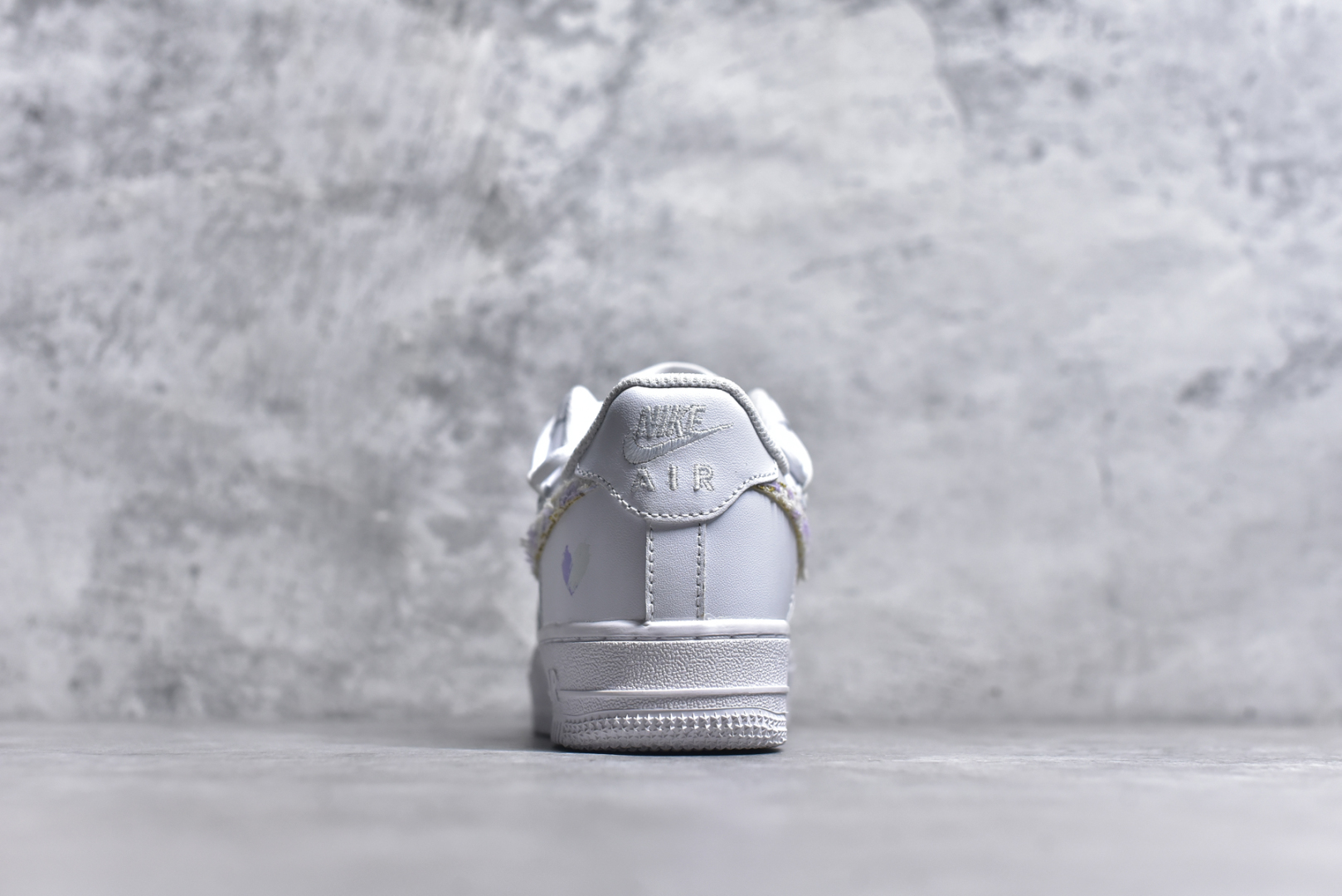 图片[5]-#Nike Air Force 1\’07 Low 紫色小香风 空军一号低帮休闲板鞋 DH9999-556 #设计灵感以梦幻紫为主题，配色上以紫白色为主，鞋后侧爱心涂鸦、鞋勾处有小香风布贴点缀，细节满满。 尺码：36 36.5 37.5 38 38.5 39 40 40.5 41 42 42.5 43 44 44.5 45 9.D4-选品中心