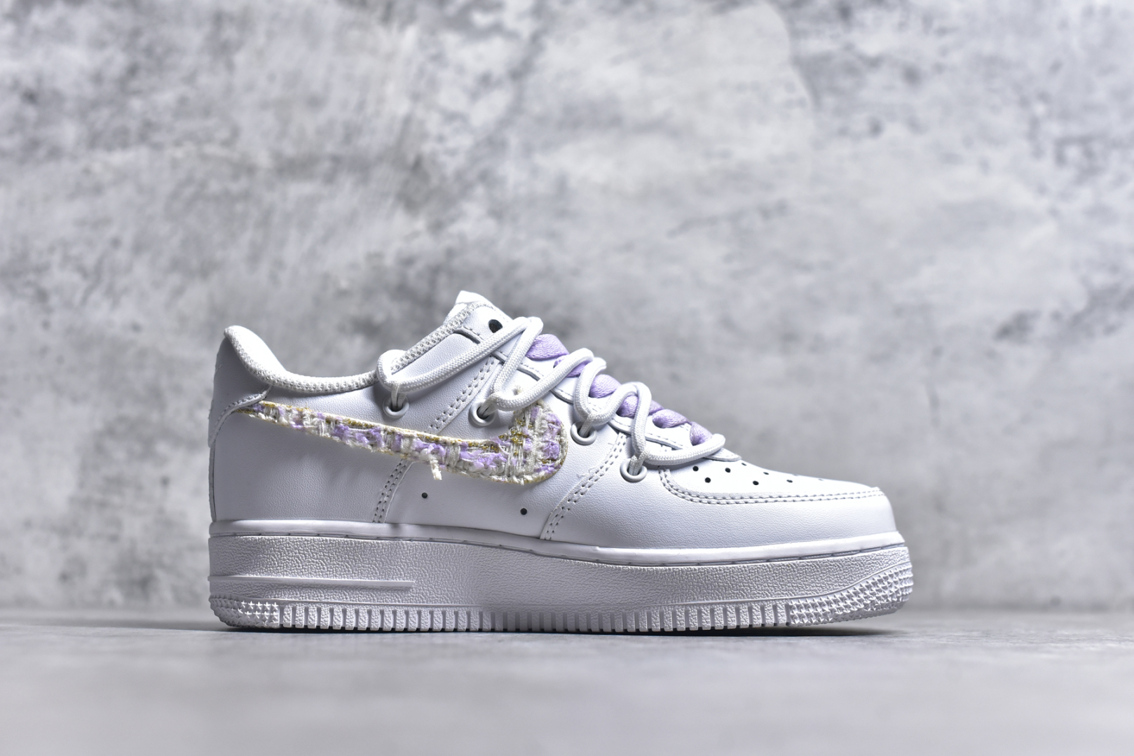 图片[3]-#Nike Air Force 1\’07 Low 紫色小香风 空军一号低帮休闲板鞋 DH9999-556 #设计灵感以梦幻紫为主题，配色上以紫白色为主，鞋后侧爱心涂鸦、鞋勾处有小香风布贴点缀，细节满满。 尺码：36 36.5 37.5 38 38.5 39 40 40.5 41 42 42.5 43 44 44.5 45 9.D4-选品中心