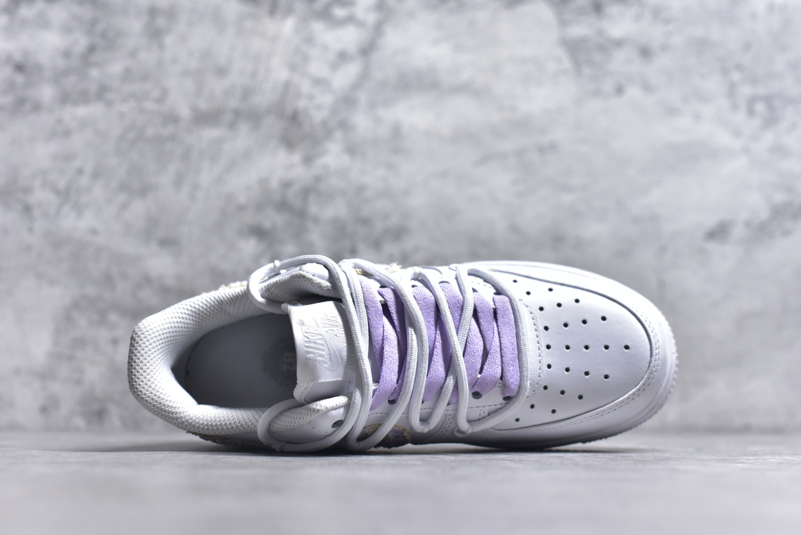 图片[4]-#Nike Air Force 1\’07 Low 紫色小香风 空军一号低帮休闲板鞋 DH9999-556 #设计灵感以梦幻紫为主题，配色上以紫白色为主，鞋后侧爱心涂鸦、鞋勾处有小香风布贴点缀，细节满满。 尺码：36 36.5 37.5 38 38.5 39 40 40.5 41 42 42.5 43 44 44.5 45 9.D4-选品中心