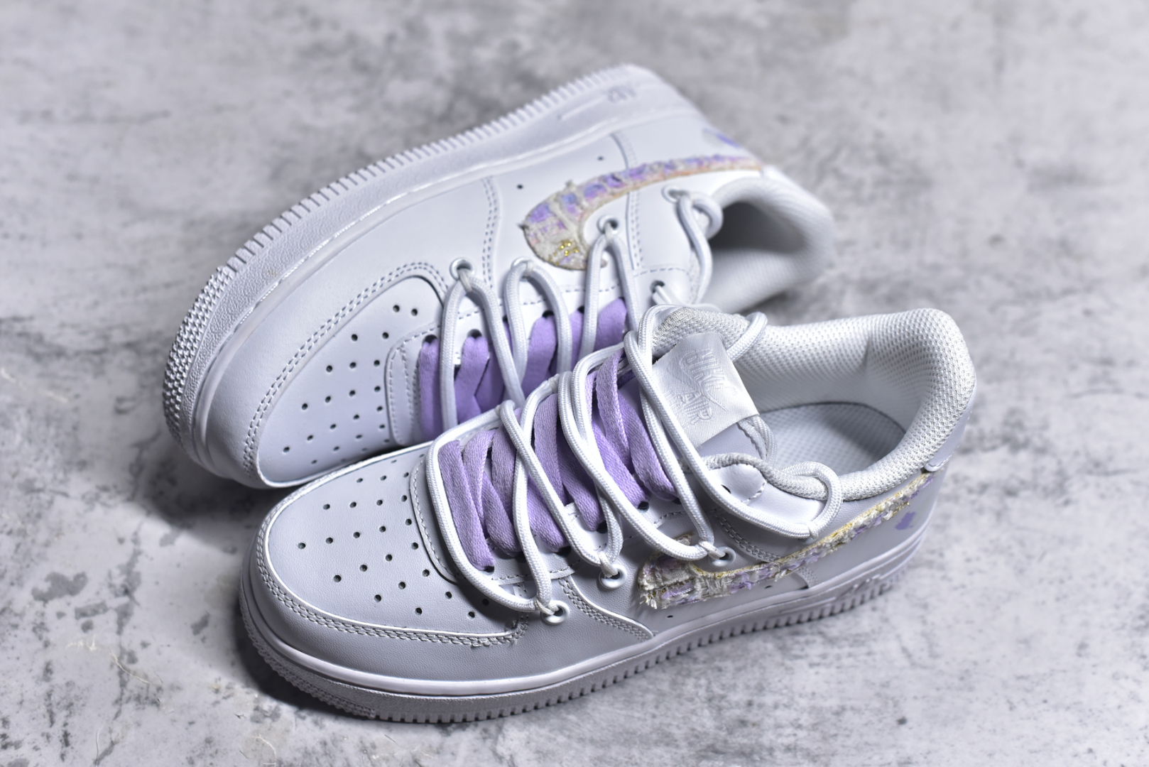 图片[7]-#Nike Air Force 1\’07 Low 紫色小香风 空军一号低帮休闲板鞋 DH9999-556 #设计灵感以梦幻紫为主题，配色上以紫白色为主，鞋后侧爱心涂鸦、鞋勾处有小香风布贴点缀，细节满满。 尺码：36 36.5 37.5 38 38.5 39 40 40.5 41 42 42.5 43 44 44.5 45 9.D4-选品中心