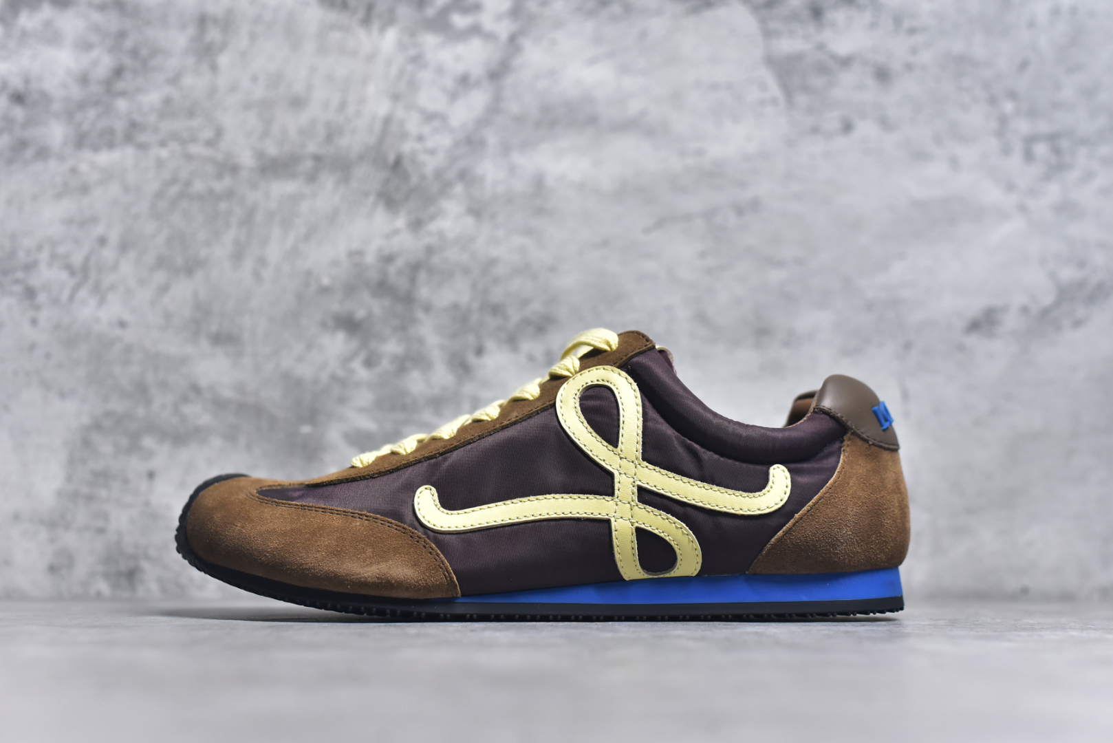 #罗意威/Loewe 2025 | Ballet Runner 2.0 春新款爆款芭蕾舞鞋 不对称鞋头造型 外贸出口订单 广东原厂 作为Loewe的标志性设计 超柔软，轻便且灵活的鞋底，新的波浪纹理橡胶外底，延伸至鞋头，升级的柔软皮革内衬和鞋床，提供最大舒适感，后跟有3D注塑橡胶徽标，真皮和皮料混搭彰显复古风格 内增高拼色德训鞋 阿甘鞋 小白鞋 拼色拼接鞋面 非常高级隐藏式小内增高 脚后跟设计新颖 柔软舒适 会被评为年度最舒适的暴走鞋 如履平地 原版细节 鞋面由进口麂皮 牛皮 原版布拼接 牛皮垫脚 原版定制磨具组合大底 原盒包装 内娱明星杨幂等众多同款上脚 小红书 一系列素材图 极具爆款。LLBR282X01 尺码：35-44 要配件+10-选品中心