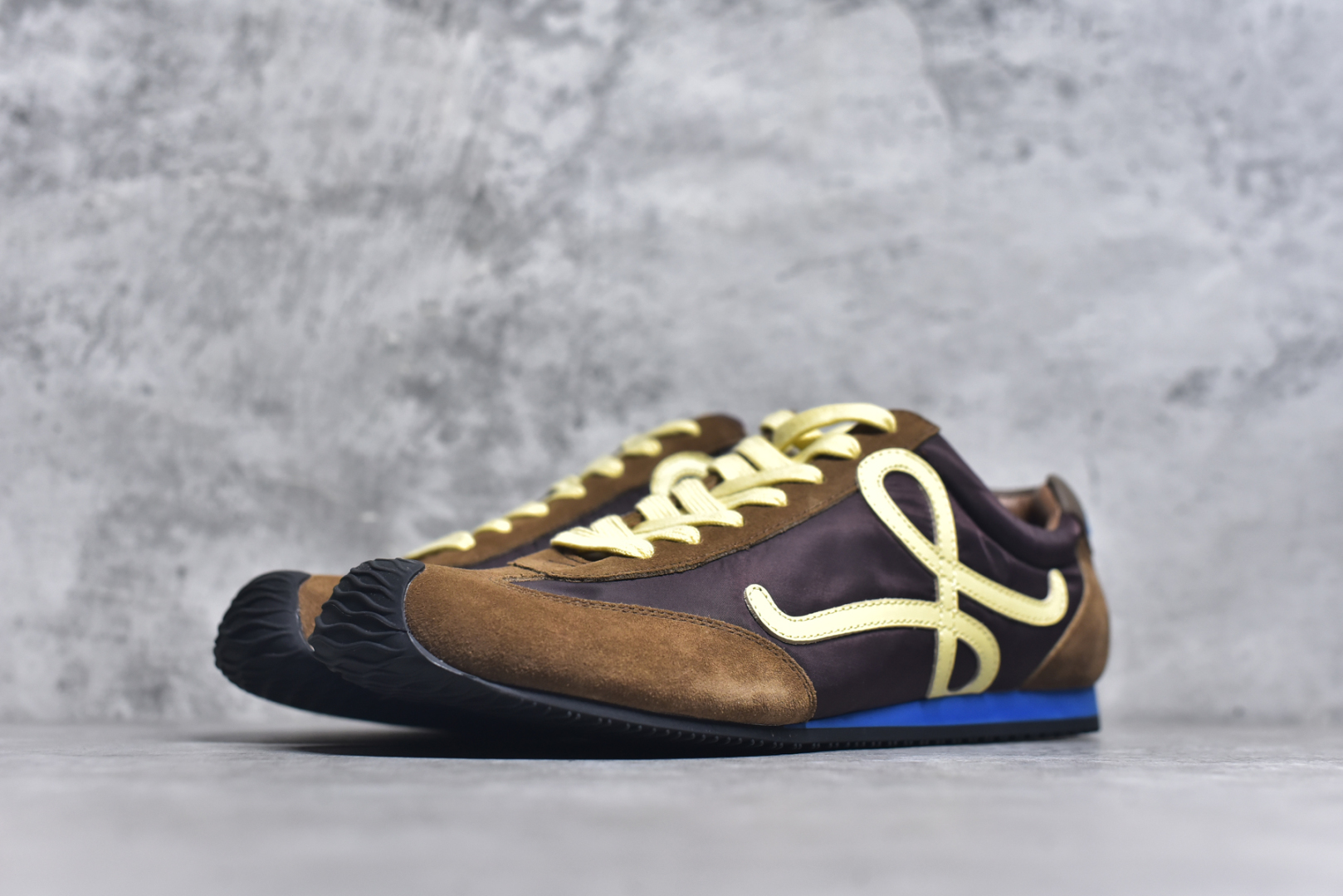图片[2]-#罗意威/Loewe 2025 | Ballet Runner 2.0 春新款爆款芭蕾舞鞋 不对称鞋头造型 外贸出口订单 广东原厂 作为Loewe的标志性设计 超柔软，轻便且灵活的鞋底，新的波浪纹理橡胶外底，延伸至鞋头，升级的柔软皮革内衬和鞋床，提供最大舒适感，后跟有3D注塑橡胶徽标，真皮和皮料混搭彰显复古风格 内增高拼色德训鞋 阿甘鞋 小白鞋 拼色拼接鞋面 非常高级隐藏式小内增高 脚后跟设计新颖 柔软舒适 会被评为年度最舒适的暴走鞋 如履平地 原版细节 鞋面由进口麂皮 牛皮 原版布拼接 牛皮垫脚 原版定制磨具组合大底 原盒包装 内娱明星杨幂等众多同款上脚 小红书 一系列素材图 极具爆款。LLBR282X01 尺码：35-44 要配件+10-选品中心