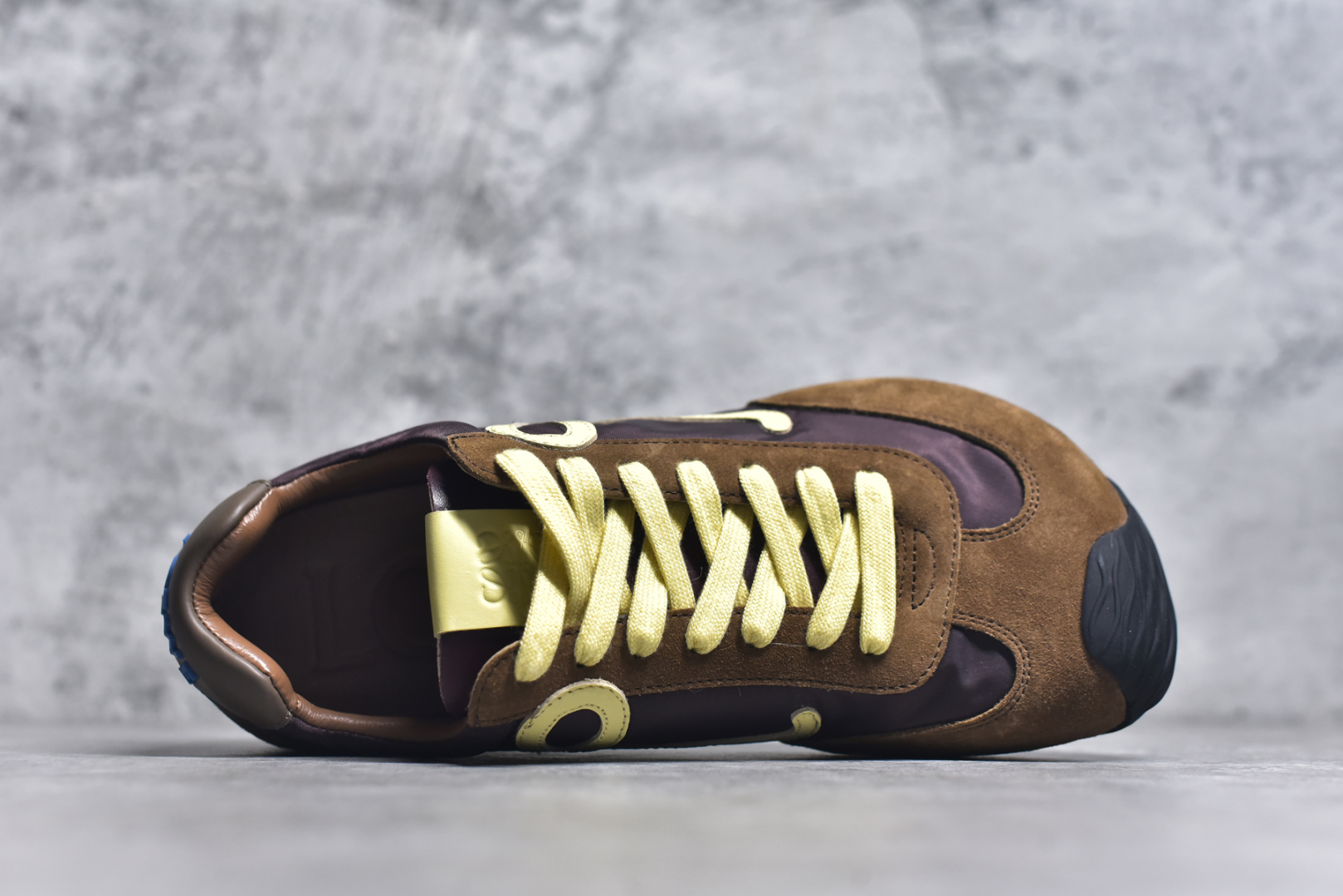 图片[4]-#罗意威/Loewe 2025 | Ballet Runner 2.0 春新款爆款芭蕾舞鞋 不对称鞋头造型 外贸出口订单 广东原厂 作为Loewe的标志性设计 超柔软，轻便且灵活的鞋底，新的波浪纹理橡胶外底，延伸至鞋头，升级的柔软皮革内衬和鞋床，提供最大舒适感，后跟有3D注塑橡胶徽标，真皮和皮料混搭彰显复古风格 内增高拼色德训鞋 阿甘鞋 小白鞋 拼色拼接鞋面 非常高级隐藏式小内增高 脚后跟设计新颖 柔软舒适 会被评为年度最舒适的暴走鞋 如履平地 原版细节 鞋面由进口麂皮 牛皮 原版布拼接 牛皮垫脚 原版定制磨具组合大底 原盒包装 内娱明星杨幂等众多同款上脚 小红书 一系列素材图 极具爆款。LLBR282X01 尺码：35-44 要配件+10-选品中心