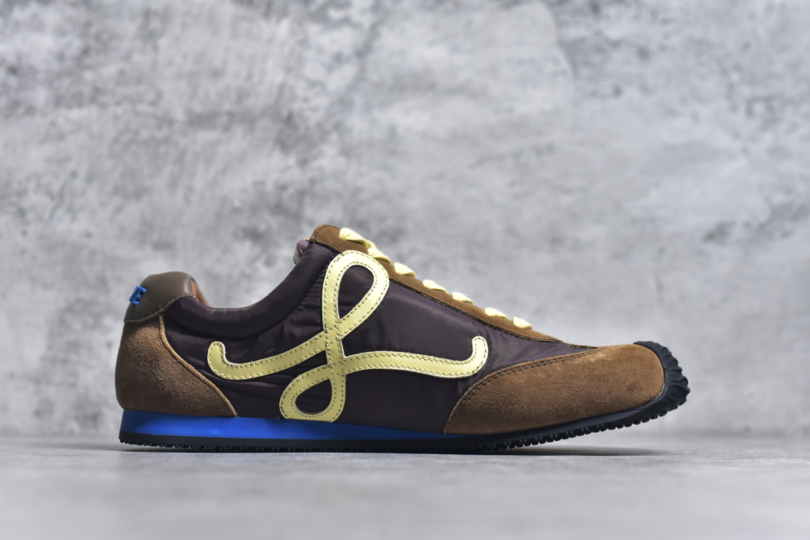 图片[3]-#罗意威/Loewe 2025 | Ballet Runner 2.0 春新款爆款芭蕾舞鞋 不对称鞋头造型 外贸出口订单 广东原厂 作为Loewe的标志性设计 超柔软，轻便且灵活的鞋底，新的波浪纹理橡胶外底，延伸至鞋头，升级的柔软皮革内衬和鞋床，提供最大舒适感，后跟有3D注塑橡胶徽标，真皮和皮料混搭彰显复古风格 内增高拼色德训鞋 阿甘鞋 小白鞋 拼色拼接鞋面 非常高级隐藏式小内增高 脚后跟设计新颖 柔软舒适 会被评为年度最舒适的暴走鞋 如履平地 原版细节 鞋面由进口麂皮 牛皮 原版布拼接 牛皮垫脚 原版定制磨具组合大底 原盒包装 内娱明星杨幂等众多同款上脚 小红书 一系列素材图 极具爆款。LLBR282X01 尺码：35-44 要配件+10-选品中心