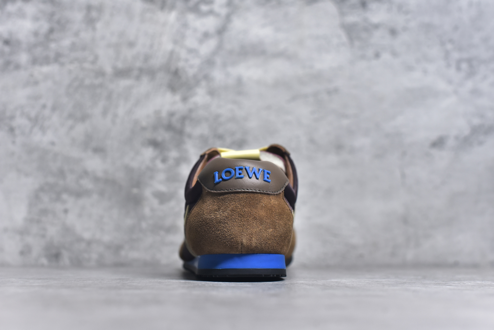 图片[5]-#罗意威/Loewe 2025 | Ballet Runner 2.0 春新款爆款芭蕾舞鞋 不对称鞋头造型 外贸出口订单 广东原厂 作为Loewe的标志性设计 超柔软，轻便且灵活的鞋底，新的波浪纹理橡胶外底，延伸至鞋头，升级的柔软皮革内衬和鞋床，提供最大舒适感，后跟有3D注塑橡胶徽标，真皮和皮料混搭彰显复古风格 内增高拼色德训鞋 阿甘鞋 小白鞋 拼色拼接鞋面 非常高级隐藏式小内增高 脚后跟设计新颖 柔软舒适 会被评为年度最舒适的暴走鞋 如履平地 原版细节 鞋面由进口麂皮 牛皮 原版布拼接 牛皮垫脚 原版定制磨具组合大底 原盒包装 内娱明星杨幂等众多同款上脚 小红书 一系列素材图 极具爆款。LLBR282X01 尺码：35-44 要配件+10-选品中心