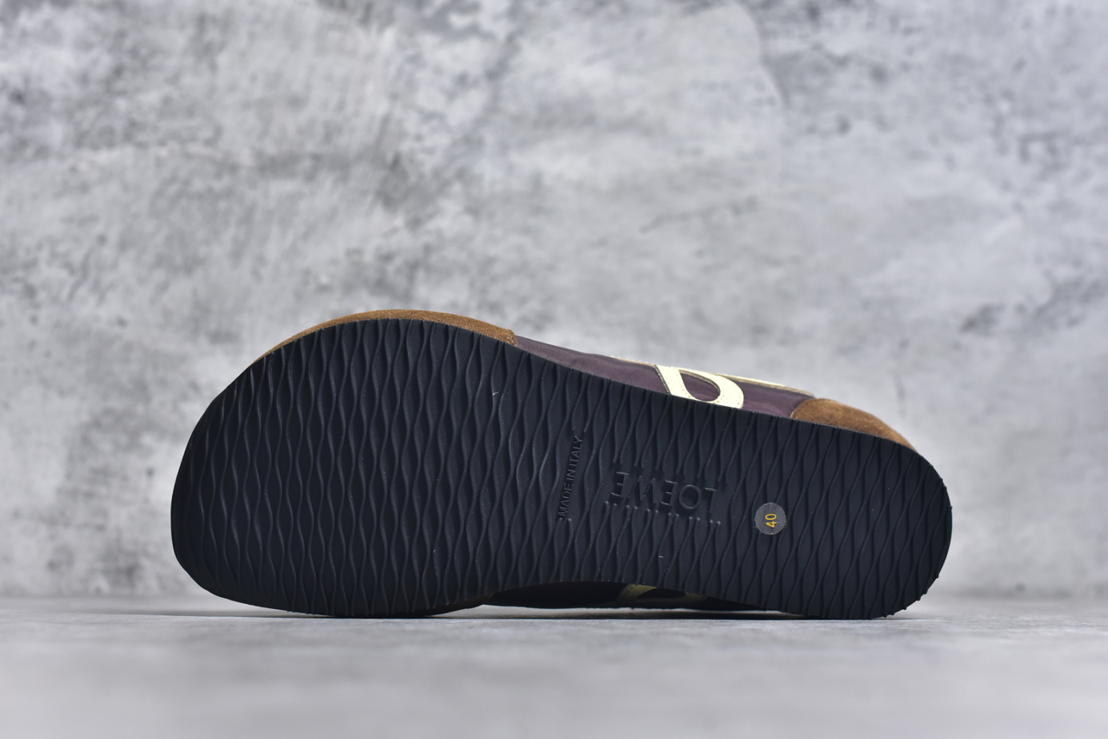 图片[6]-#罗意威/Loewe 2025 | Ballet Runner 2.0 春新款爆款芭蕾舞鞋 不对称鞋头造型 外贸出口订单 广东原厂 作为Loewe的标志性设计 超柔软，轻便且灵活的鞋底，新的波浪纹理橡胶外底，延伸至鞋头，升级的柔软皮革内衬和鞋床，提供最大舒适感，后跟有3D注塑橡胶徽标，真皮和皮料混搭彰显复古风格 内增高拼色德训鞋 阿甘鞋 小白鞋 拼色拼接鞋面 非常高级隐藏式小内增高 脚后跟设计新颖 柔软舒适 会被评为年度最舒适的暴走鞋 如履平地 原版细节 鞋面由进口麂皮 牛皮 原版布拼接 牛皮垫脚 原版定制磨具组合大底 原盒包装 内娱明星杨幂等众多同款上脚 小红书 一系列素材图 极具爆款。LLBR282X01 尺码：35-44 要配件+10-选品中心
