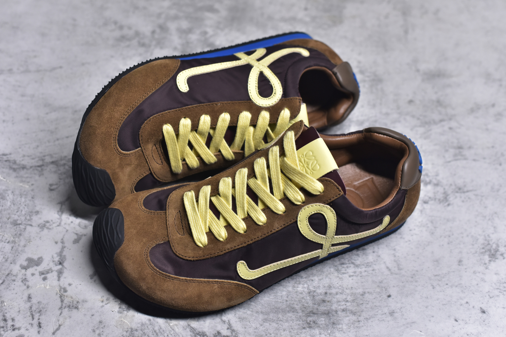 图片[7]-#罗意威/Loewe 2025 | Ballet Runner 2.0 春新款爆款芭蕾舞鞋 不对称鞋头造型 外贸出口订单 广东原厂 作为Loewe的标志性设计 超柔软，轻便且灵活的鞋底，新的波浪纹理橡胶外底，延伸至鞋头，升级的柔软皮革内衬和鞋床，提供最大舒适感，后跟有3D注塑橡胶徽标，真皮和皮料混搭彰显复古风格 内增高拼色德训鞋 阿甘鞋 小白鞋 拼色拼接鞋面 非常高级隐藏式小内增高 脚后跟设计新颖 柔软舒适 会被评为年度最舒适的暴走鞋 如履平地 原版细节 鞋面由进口麂皮 牛皮 原版布拼接 牛皮垫脚 原版定制磨具组合大底 原盒包装 内娱明星杨幂等众多同款上脚 小红书 一系列素材图 极具爆款。LLBR282X01 尺码：35-44 要配件+10-选品中心