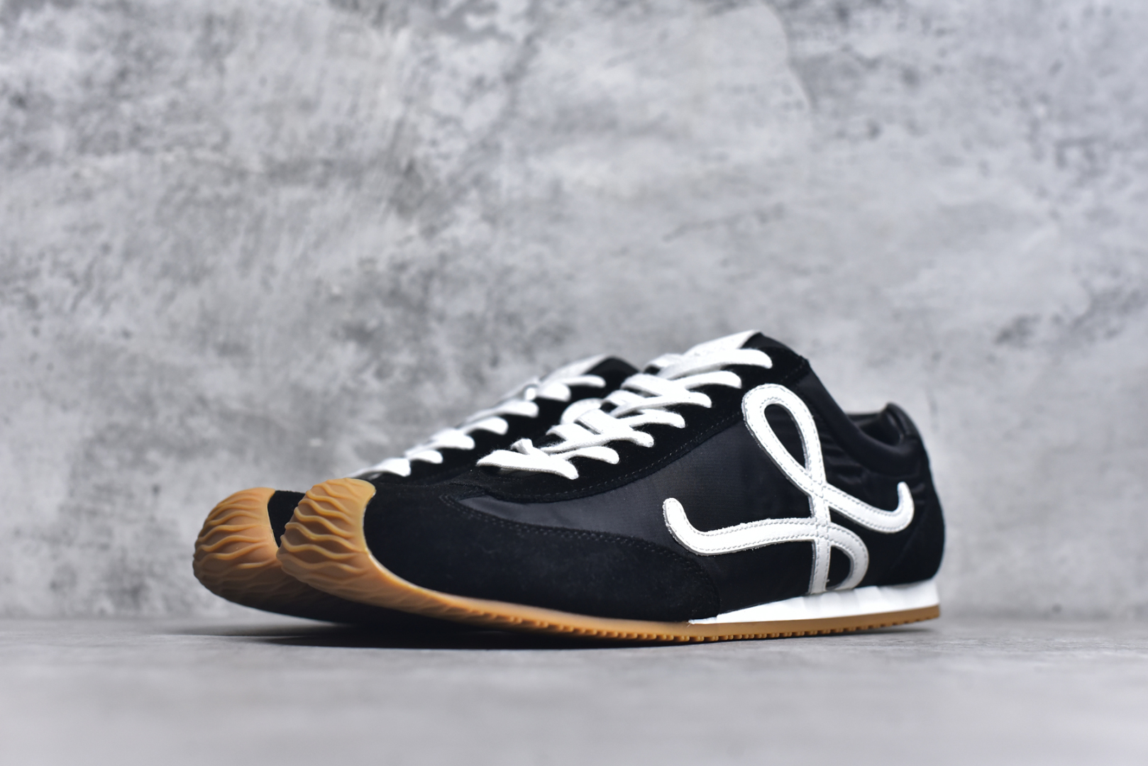 图片[2]-#罗意威/Loewe 2025 | Ballet Runner 2.0 春新款爆款芭蕾舞鞋 不对称鞋头造型 外贸出口订单 广东原厂 作为Loewe的标志性设计 超柔软，轻便且灵活的鞋底，新的波浪纹理橡胶外底，延伸至鞋头，升级的柔软皮革内衬和鞋床，提供最大舒适感，后跟有3D注塑橡胶徽标，真皮和皮料混搭彰显复古风格 内增高拼色德训鞋 阿甘鞋 小白鞋 拼色拼接鞋面 非常高级隐藏式小内增高 脚后跟设计新颖 柔软舒适 会被评为年度最舒适的暴走鞋 如履平地 原版细节 鞋面由进口麂皮 牛皮 原版布拼接 牛皮垫脚 原版定制磨具组合大底 原盒包装 内娱明星杨幂等众多同款上脚 小红书 一系列素材图 极具爆款。LLBR282X01 尺码：35-44 要配件+10-选品中心