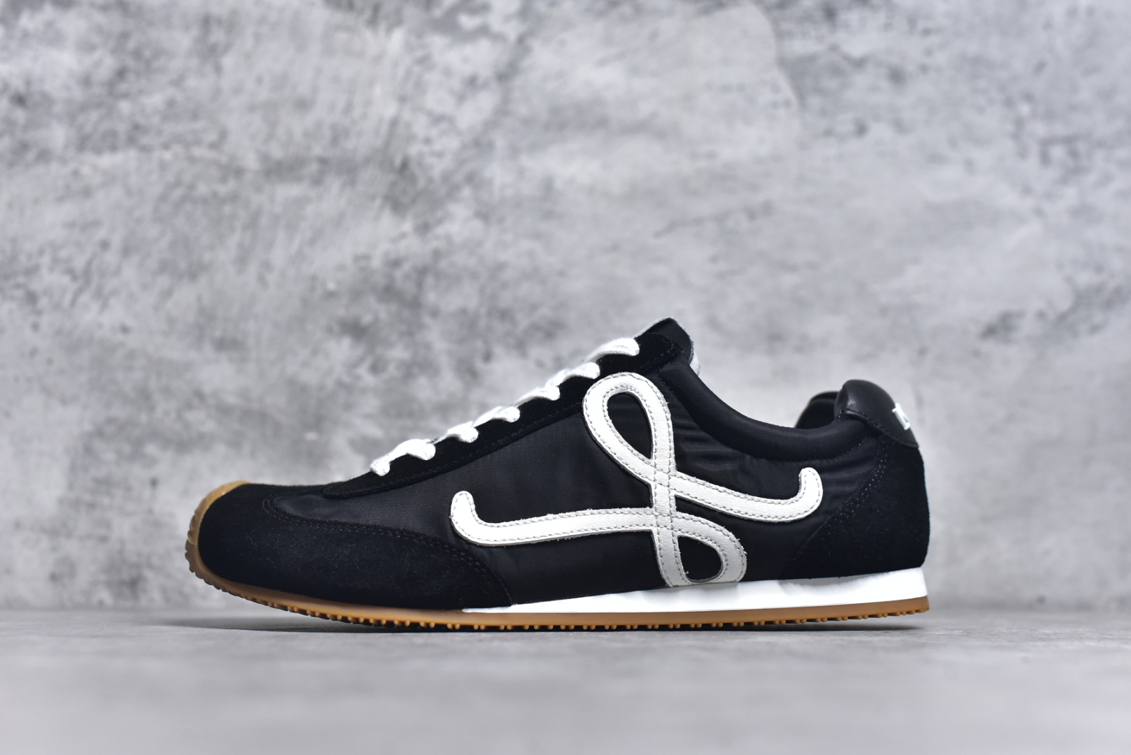 #罗意威/Loewe 2025 | Ballet Runner 2.0 春新款爆款芭蕾舞鞋 不对称鞋头造型 外贸出口订单 广东原厂 作为Loewe的标志性设计 超柔软，轻便且灵活的鞋底，新的波浪纹理橡胶外底，延伸至鞋头，升级的柔软皮革内衬和鞋床，提供最大舒适感，后跟有3D注塑橡胶徽标，真皮和皮料混搭彰显复古风格 内增高拼色德训鞋 阿甘鞋 小白鞋 拼色拼接鞋面 非常高级隐藏式小内增高 脚后跟设计新颖 柔软舒适 会被评为年度最舒适的暴走鞋 如履平地 原版细节 鞋面由进口麂皮 牛皮 原版布拼接 牛皮垫脚 原版定制磨具组合大底 原盒包装 内娱明星杨幂等众多同款上脚 小红书 一系列素材图 极具爆款。LLBR282X01 尺码：35-44 要配件+10-选品中心