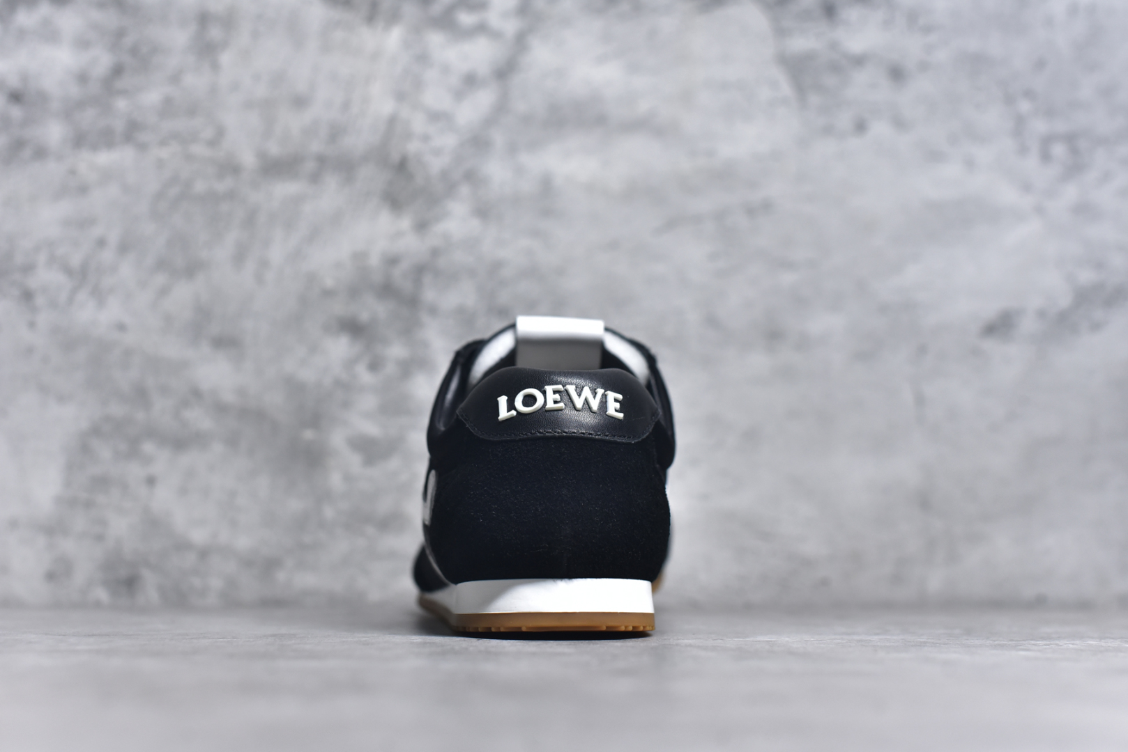 图片[5]-#罗意威/Loewe 2025 | Ballet Runner 2.0 春新款爆款芭蕾舞鞋 不对称鞋头造型 外贸出口订单 广东原厂 作为Loewe的标志性设计 超柔软，轻便且灵活的鞋底，新的波浪纹理橡胶外底，延伸至鞋头，升级的柔软皮革内衬和鞋床，提供最大舒适感，后跟有3D注塑橡胶徽标，真皮和皮料混搭彰显复古风格 内增高拼色德训鞋 阿甘鞋 小白鞋 拼色拼接鞋面 非常高级隐藏式小内增高 脚后跟设计新颖 柔软舒适 会被评为年度最舒适的暴走鞋 如履平地 原版细节 鞋面由进口麂皮 牛皮 原版布拼接 牛皮垫脚 原版定制磨具组合大底 原盒包装 内娱明星杨幂等众多同款上脚 小红书 一系列素材图 极具爆款。LLBR282X01 尺码：35-44 要配件+10-选品中心